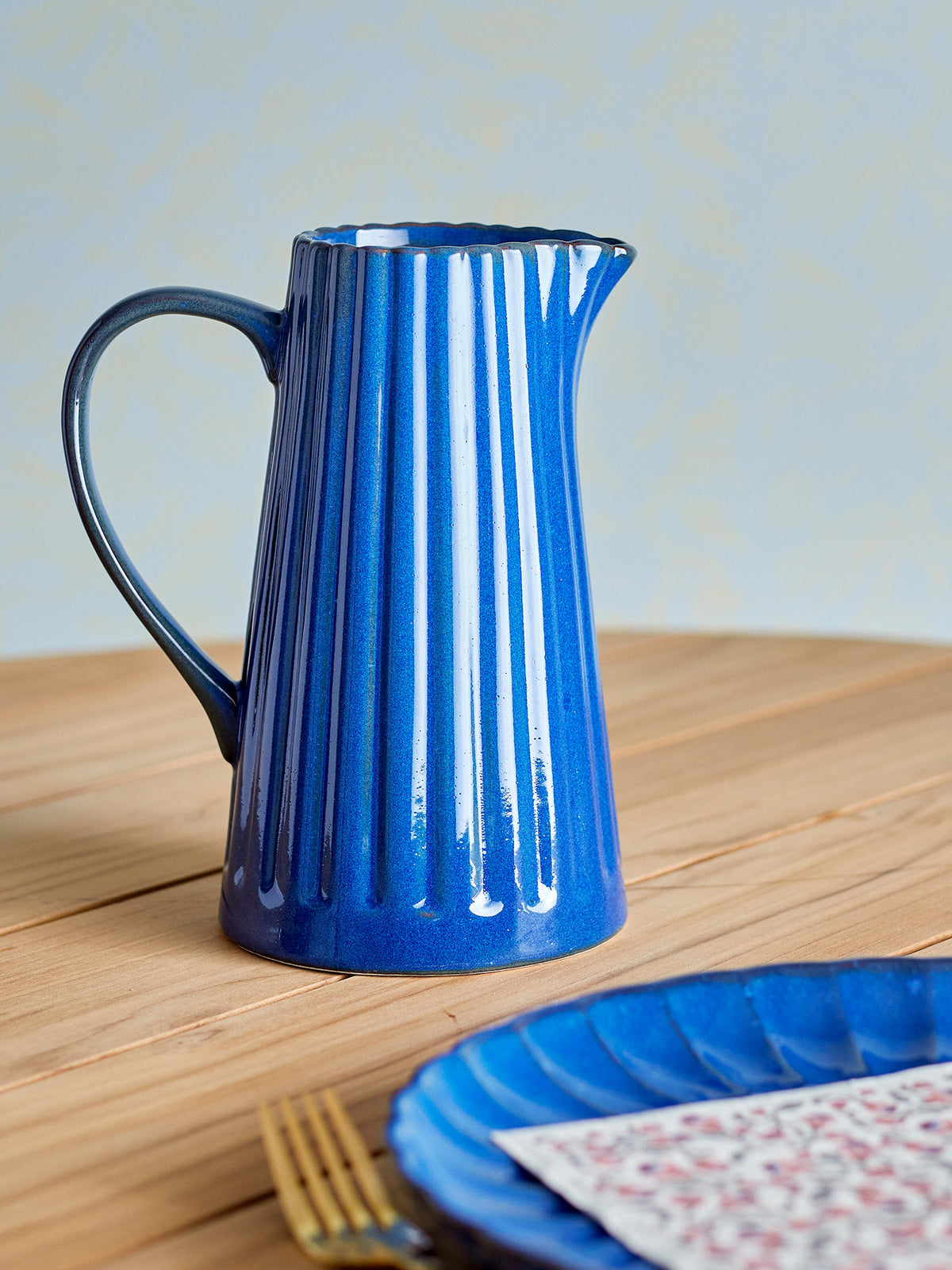 Latina Krug, Blau, Steingut in Blau präsentiert im Onlineshop von KAQTU Design AG. Wasserkrüge ist von Bloomingville