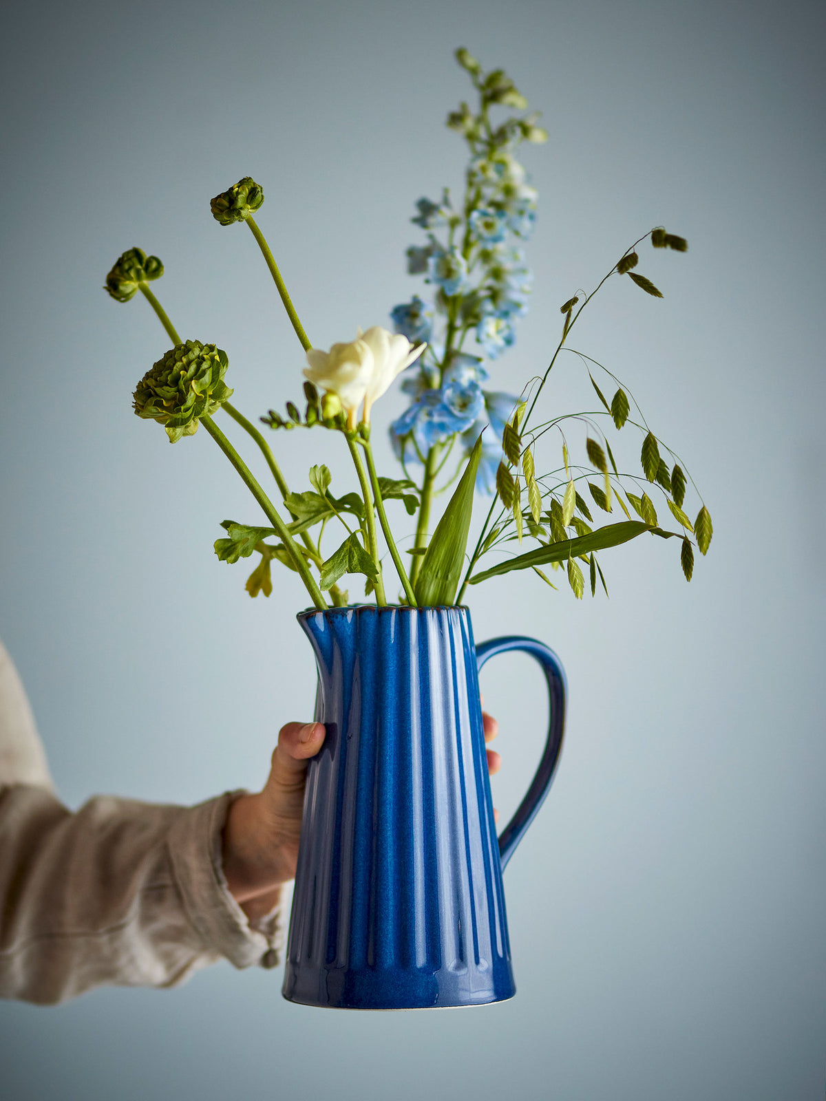 Latina Krug, Blau, Steingut in Blau präsentiert im Onlineshop von KAQTU Design AG. Wasserkrüge ist von Bloomingville