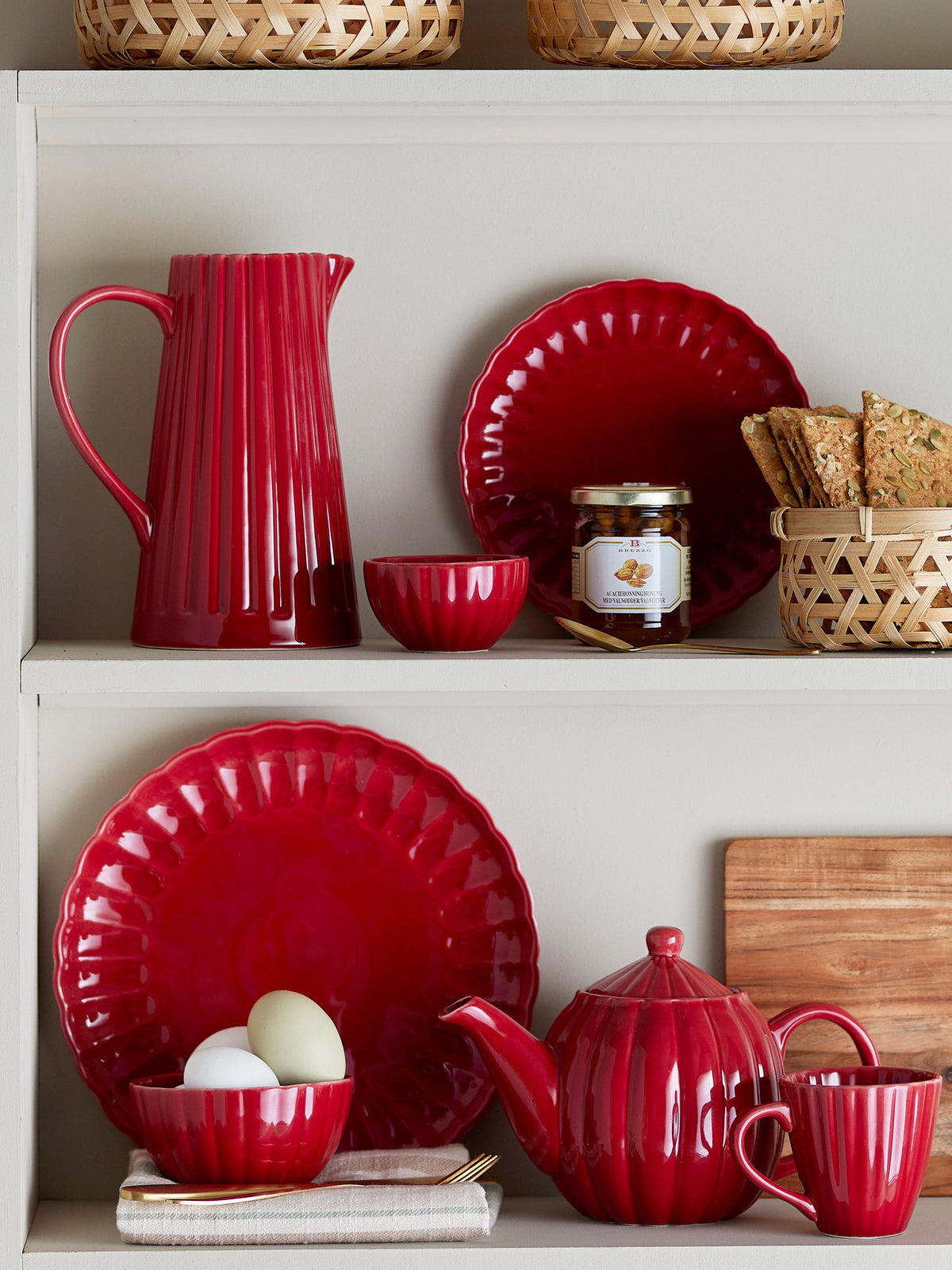 Latina Krug, Rot, Steingut in Rot präsentiert im Onlineshop von KAQTU Design AG. Wasserkrüge ist von Bloomingville