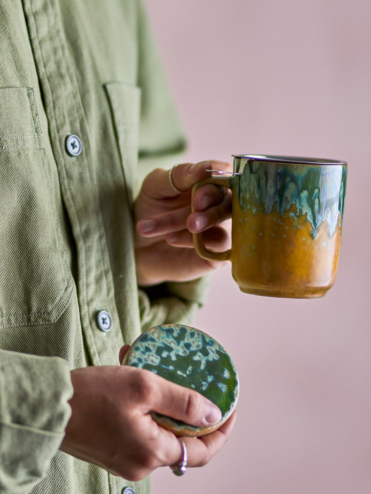 Yuma Becher m/Deckel und Teesieb, Grün, Steingut in Grün präsentiert im Onlineshop von KAQTU Design AG. Tasse ist von Creative Collection