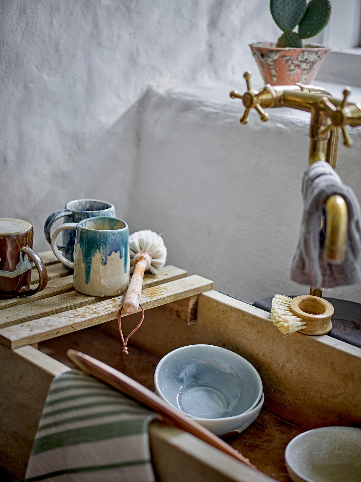 Yori Becher, Braun, Steingut in Braun präsentiert im Onlineshop von KAQTU Design AG. Tasse ist von Bloomingville