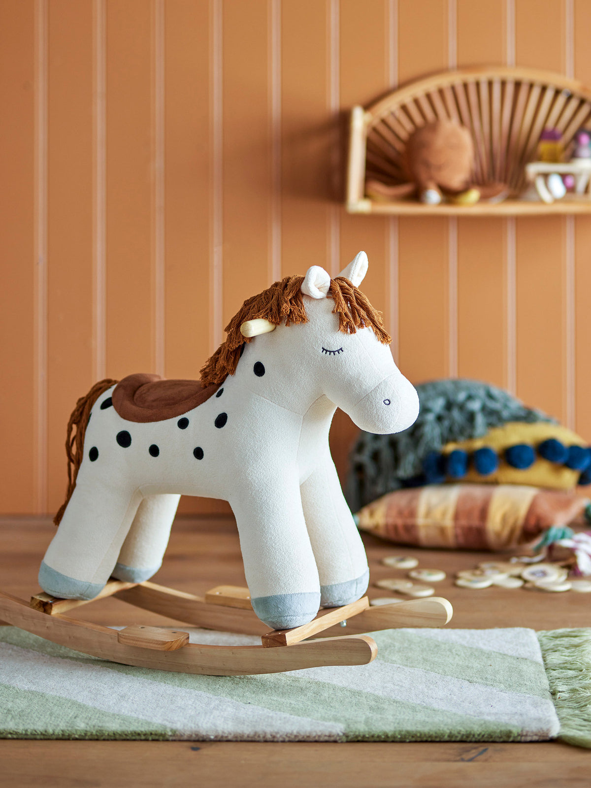 Merlen Rocking Toy, Horse, Weiá, Polyester in White präsentiert im Onlineshop von KAQTU Design AG. Objekte Kids ist von Bloomingville Mini
