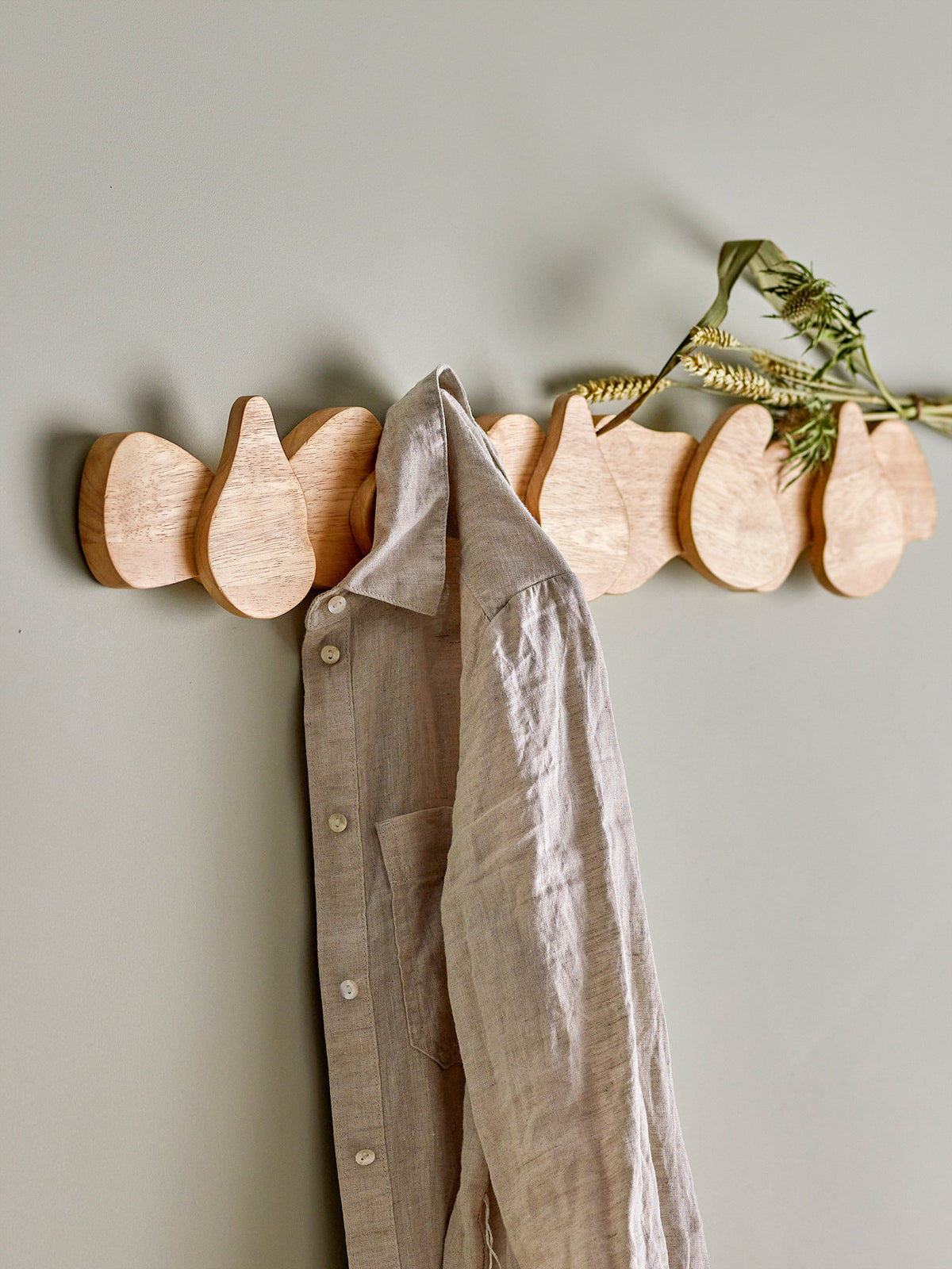 Ross Garderobe, Natur, Gummibaumholz in Natur präsentiert im Onlineshop von KAQTU Design AG. Kleiderhaken ist von Bloomingville
