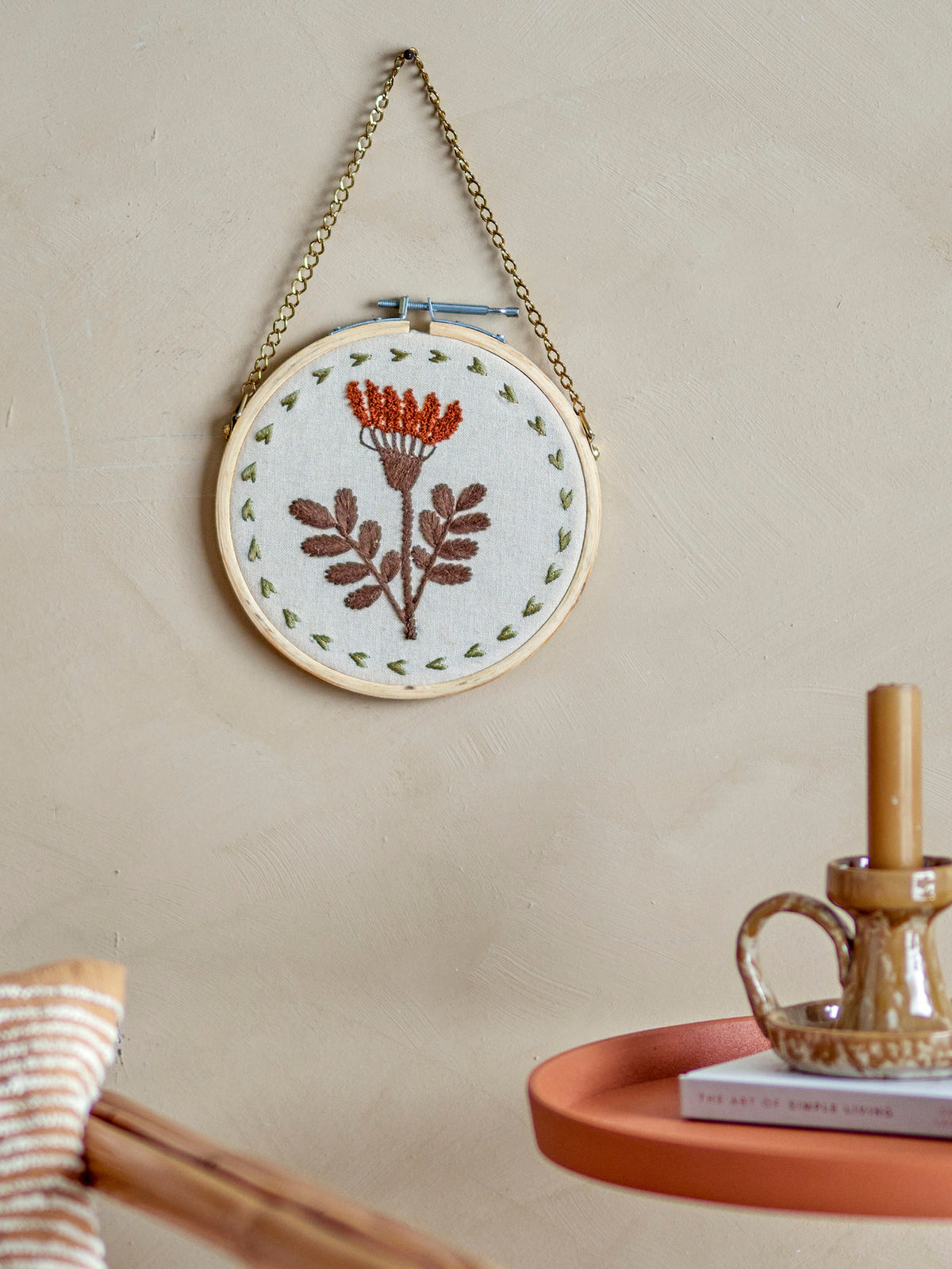 Runde Wanddekoration Maidstone aus Baumwolle mit gestickter Blume und goldfarbener Kette