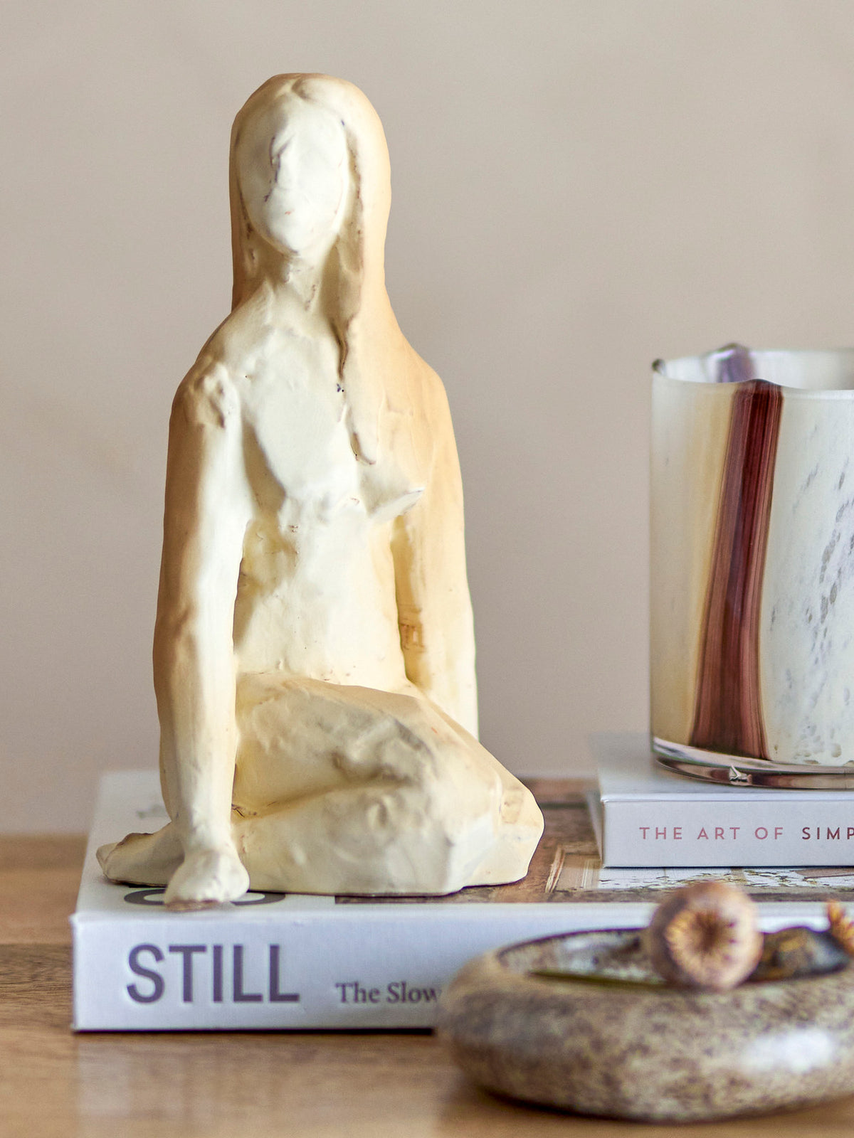 Steingutfigur Ishtar Deko in Beige von Bloomingville, Darstellung einer Frau mit grober, matter Glasur in hellen Nuancen, Höhe 20.5 cm.