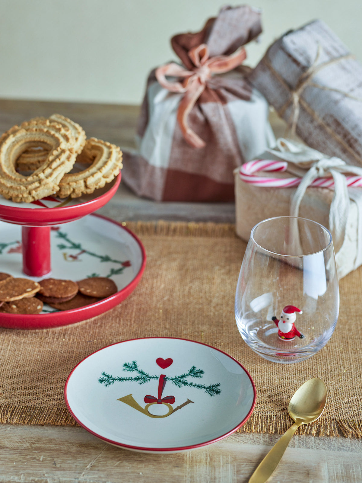 Steingut-Teller Yule mit Trommel- und Hornmotiv an Tannenzweigen und rotem Rand