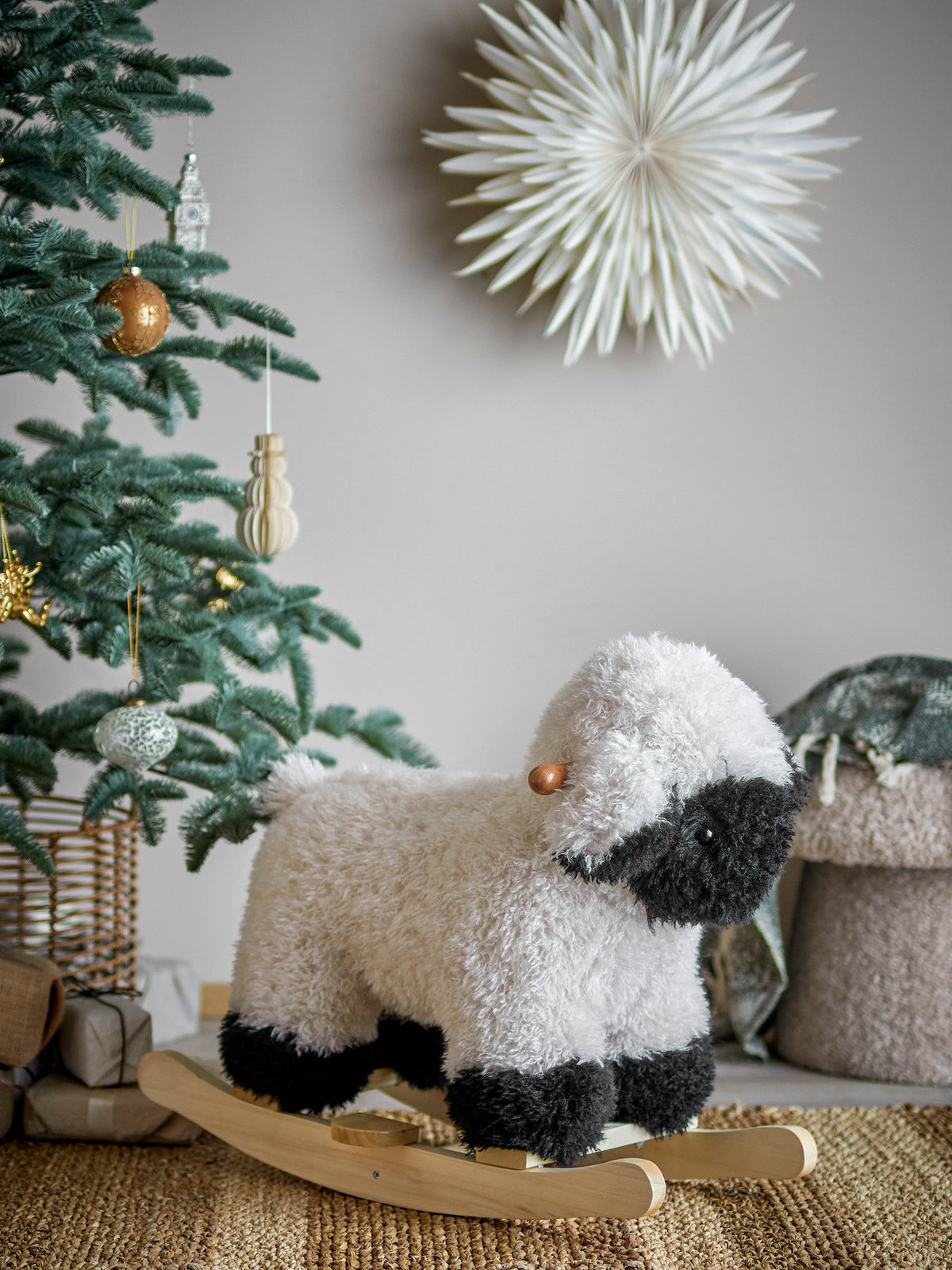 Dolly Schaukelspielzeug, Schaf, Weiss, Polyester in Weiss präsentiert im Onlineshop von KAQTU Design AG. Spielzeug ist von Bloomingville Mini