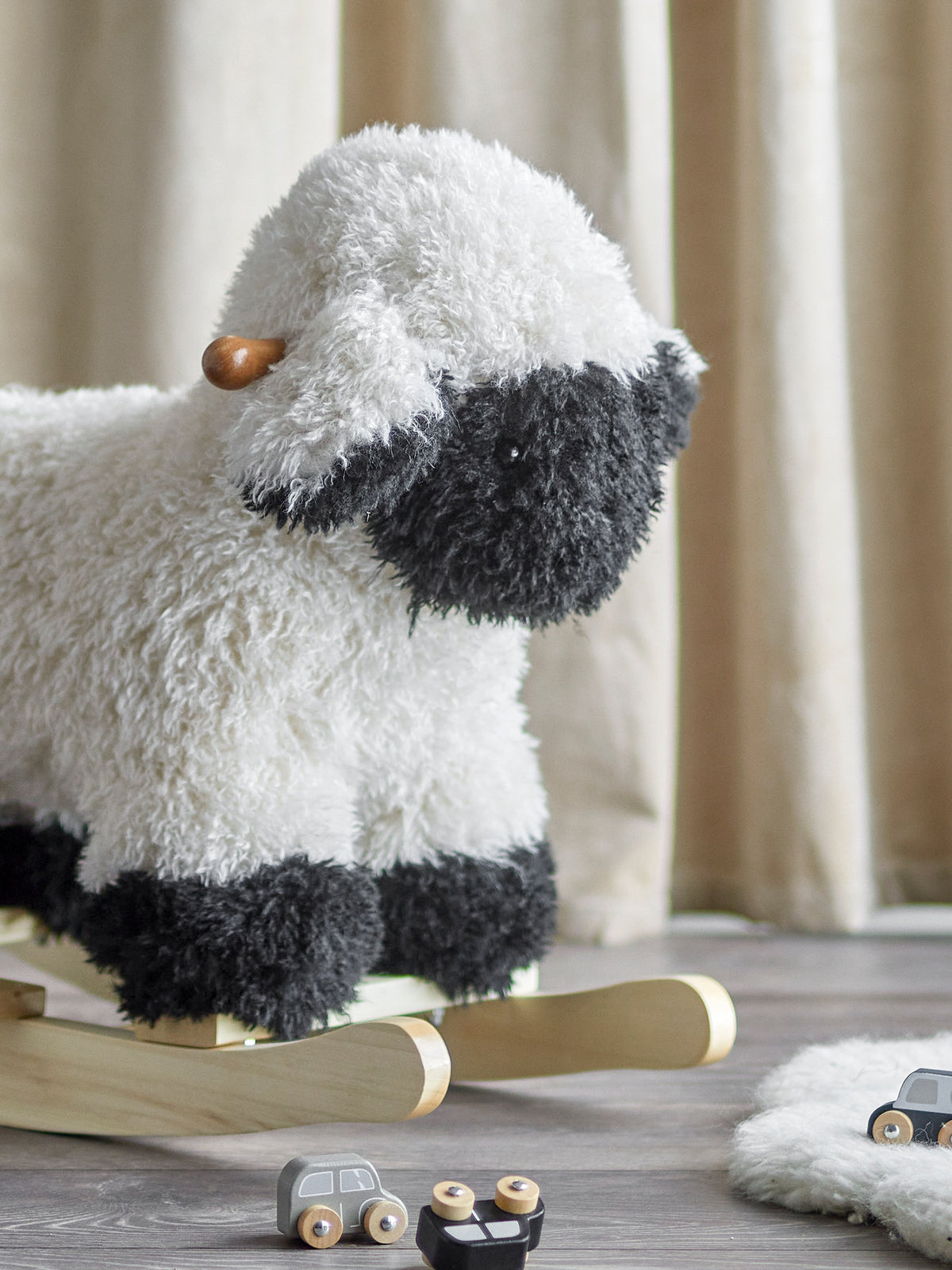 Dolly Schaukelspielzeug, Schaf, Weiss, Polyester in Weiss präsentiert im Onlineshop von KAQTU Design AG. Spielzeug ist von Bloomingville Mini