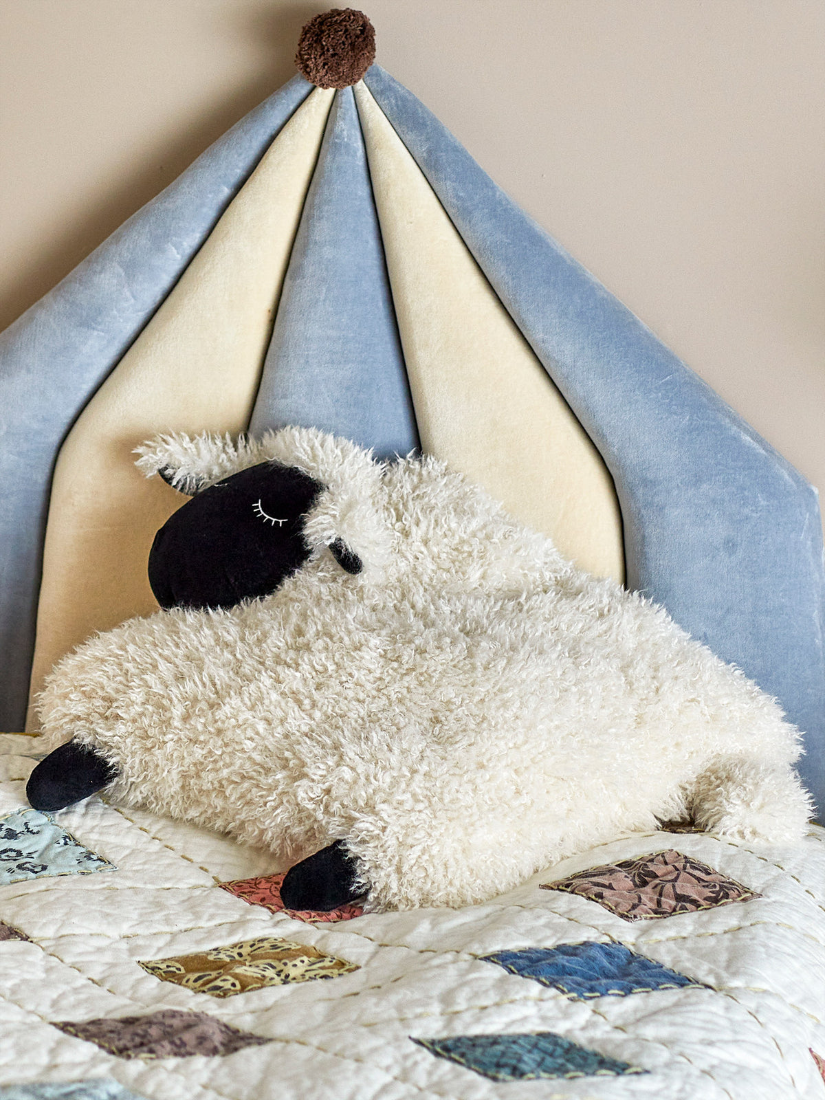 Dolly Kissen, Weiss, Polyester in Weiss präsentiert im Onlineshop von KAQTU Design AG. Deko Kissen ist von Bloomingville Mini