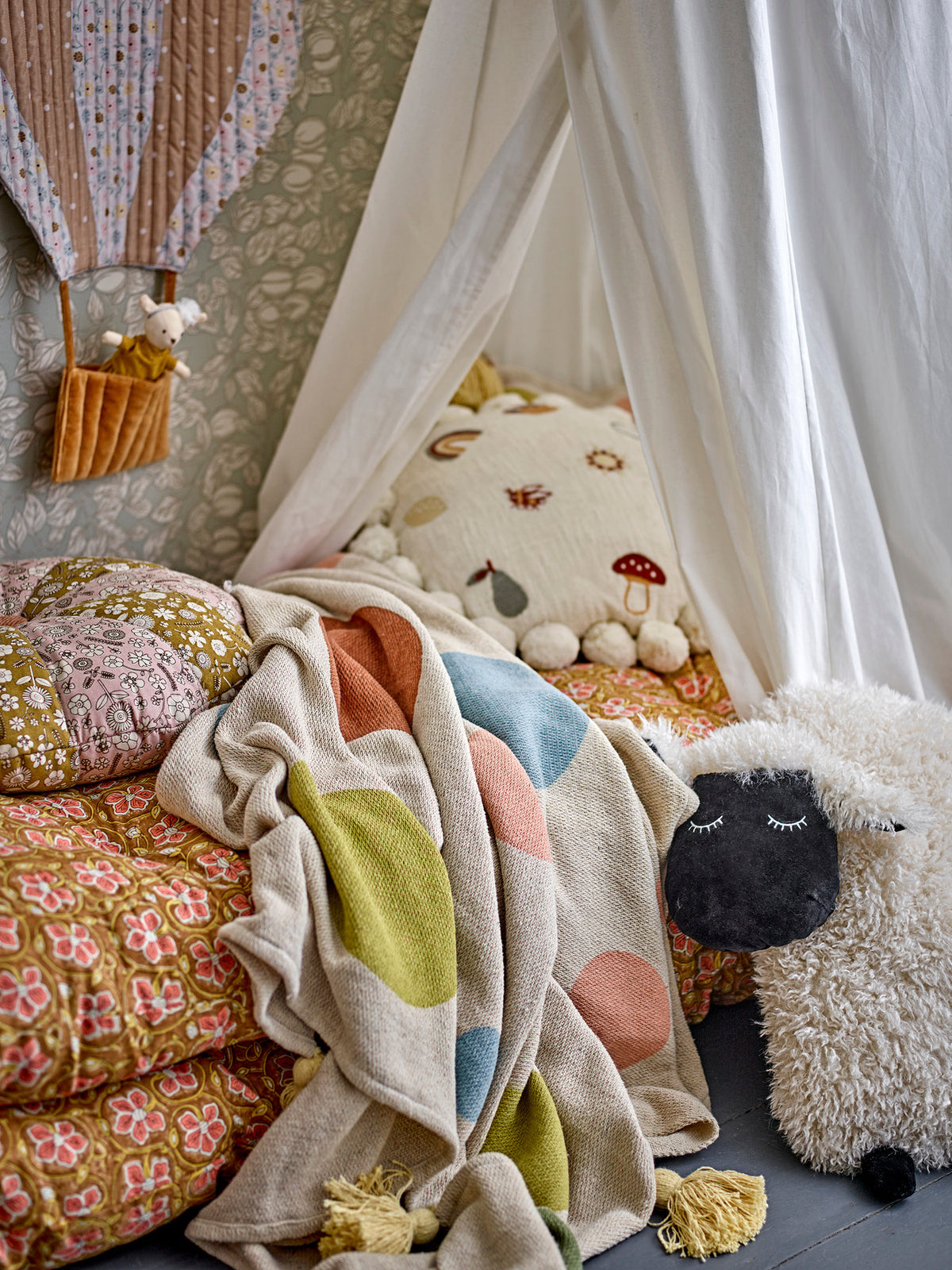 Dolly Kissen, Weiss, Polyester in Weiss präsentiert im Onlineshop von KAQTU Design AG. Deko Kissen ist von Bloomingville Mini