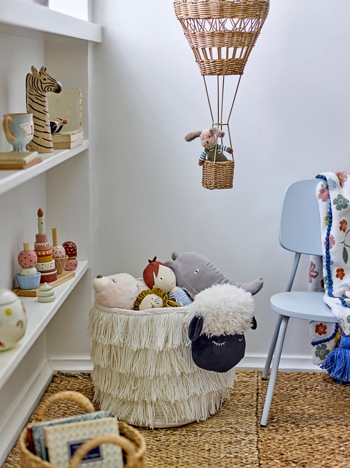 Dolly Korb, Weiß, Polyester in Weiß präsentiert im Onlineshop von KAQTU Design AG. Aufbewahrungskorb ist von Bloomingville Mini