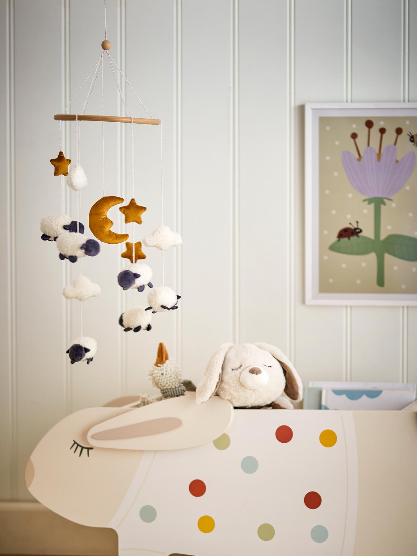 Entdecken Sie das bezaubernde Dolly Mobile von Bloomingville Mini. Weiche Schafe aus Polyester bringen Freude und Stil ins Kinderzimmer.