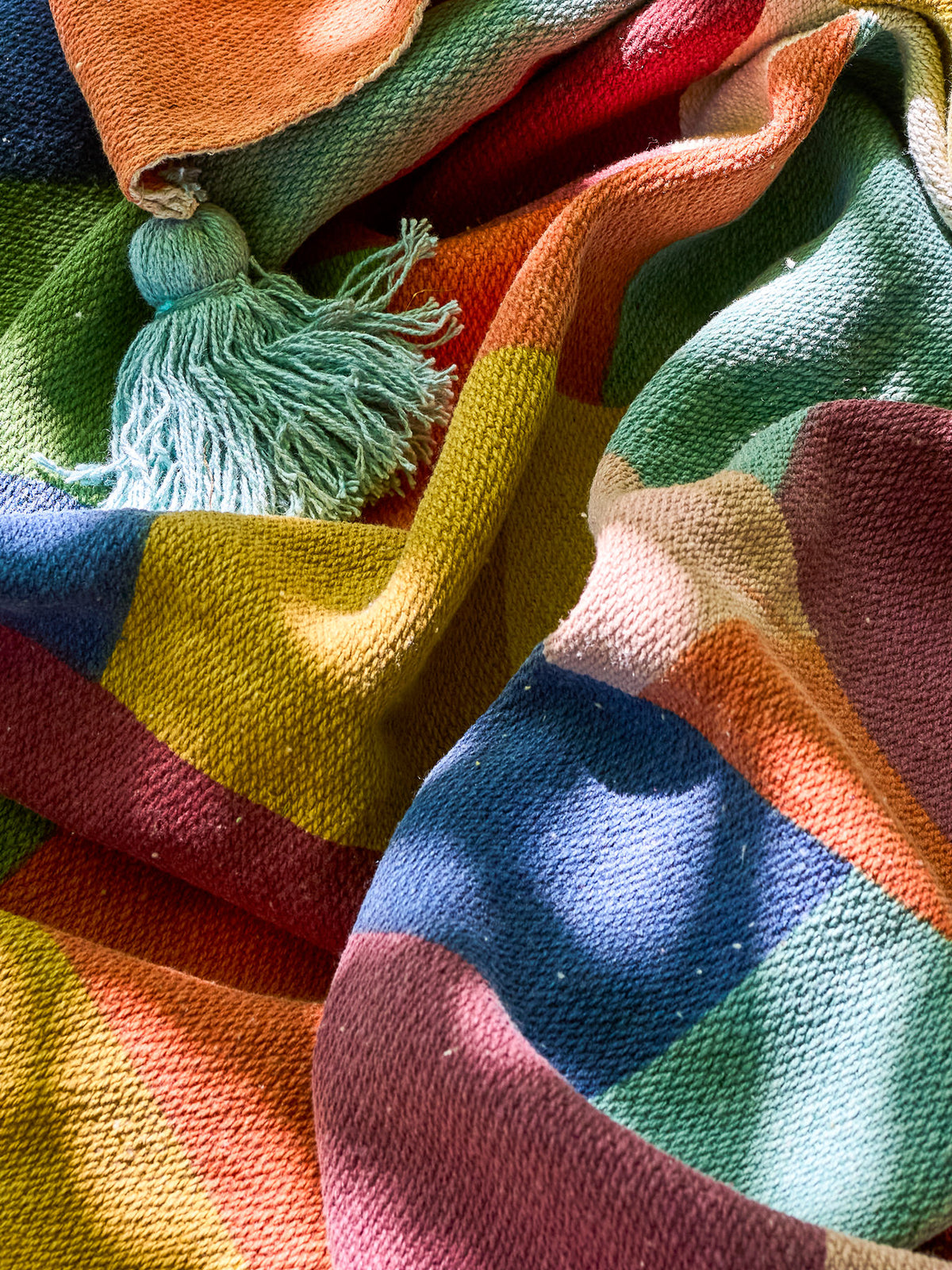 Bunte Wolldecke Colorine von Bloomingville Mini aus Mischfasern mit gewebtem Muster und Quasten an den Enden, in Blau, 160x130 cm