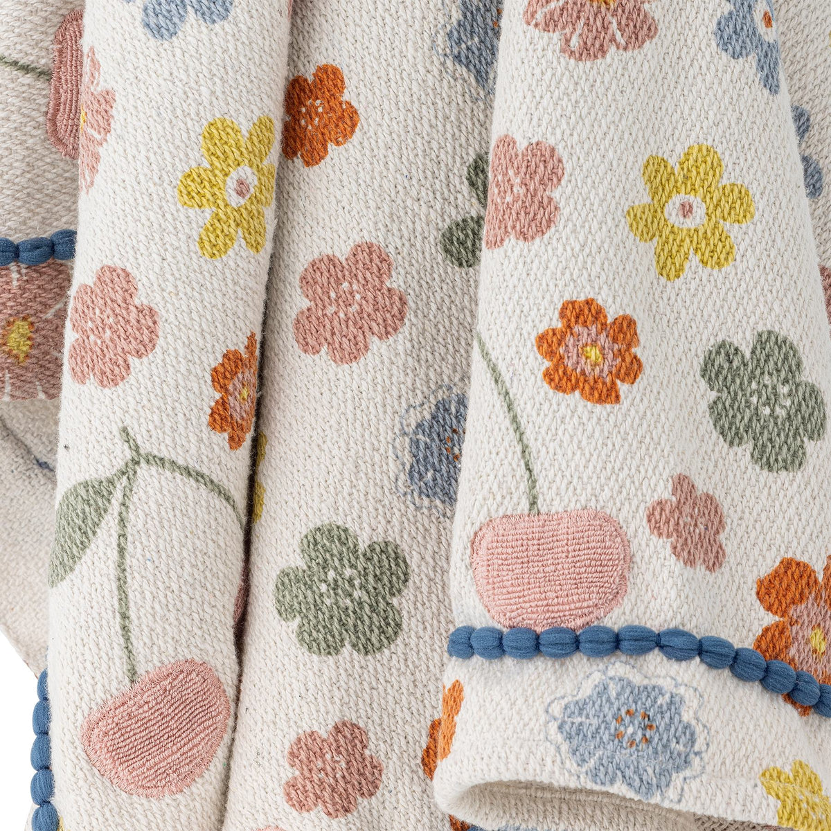Bunte Wolldecke Cherry von Bloomingville Mini aus Mischfasern in Rosé mit gedrucktem Blumenmuster, Grösse 160 x 130 cm, rechteckige Form.
