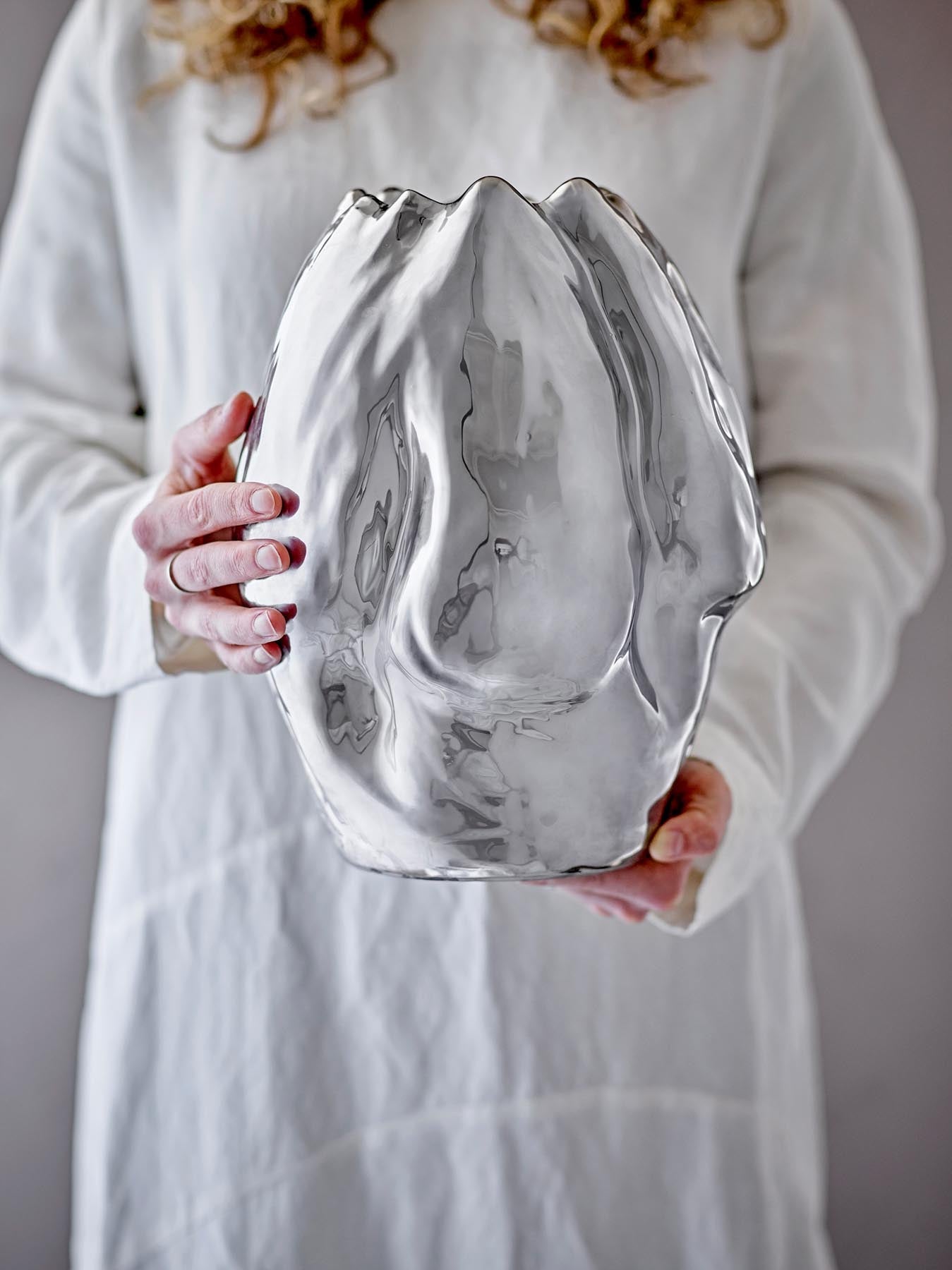 Bobby Vase, Silber, Steingut in Silber präsentiert im Onlineshop von KAQTU Design AG. Vase ist von Bloomingville