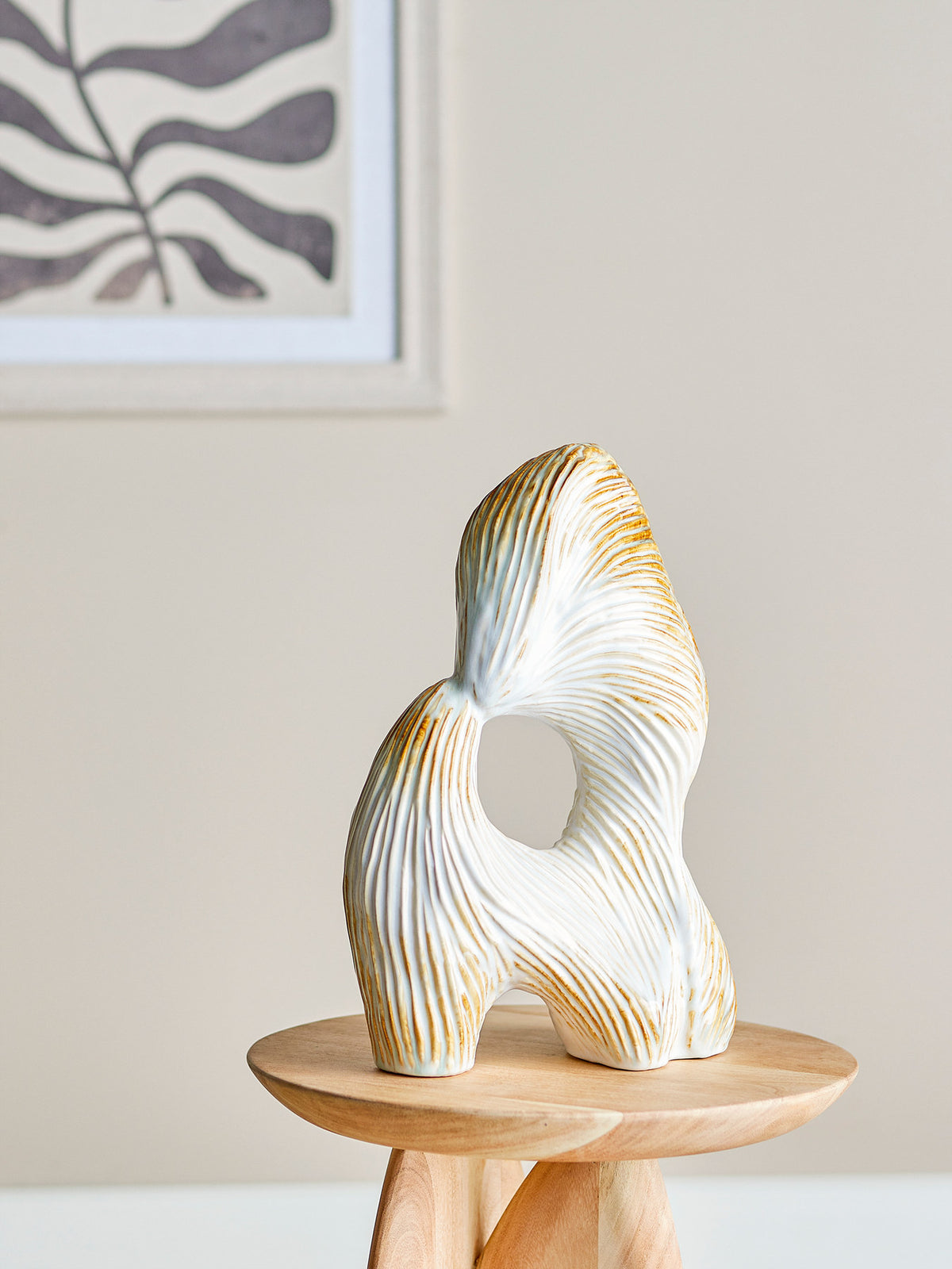 Skulpturales Dekoobjekt Eviella aus Steingut in Beige mit vertikalen Linien und warmer gelber Glasur, Hersteller Bloomingville, Format L25xB14xH38 cm.