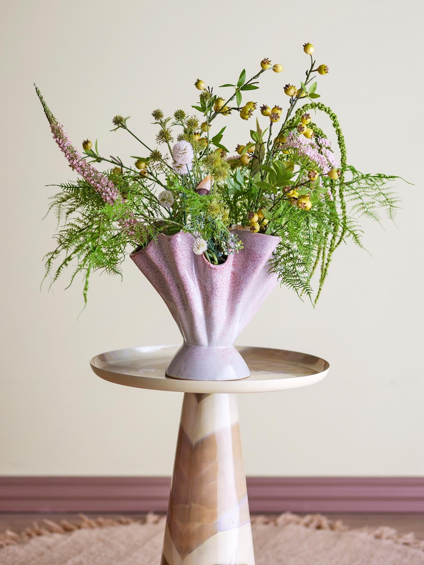 Plier Vase, Rose, Steingut in Rose präsentiert im Onlineshop von KAQTU Design AG. Vase ist von Bloomingville