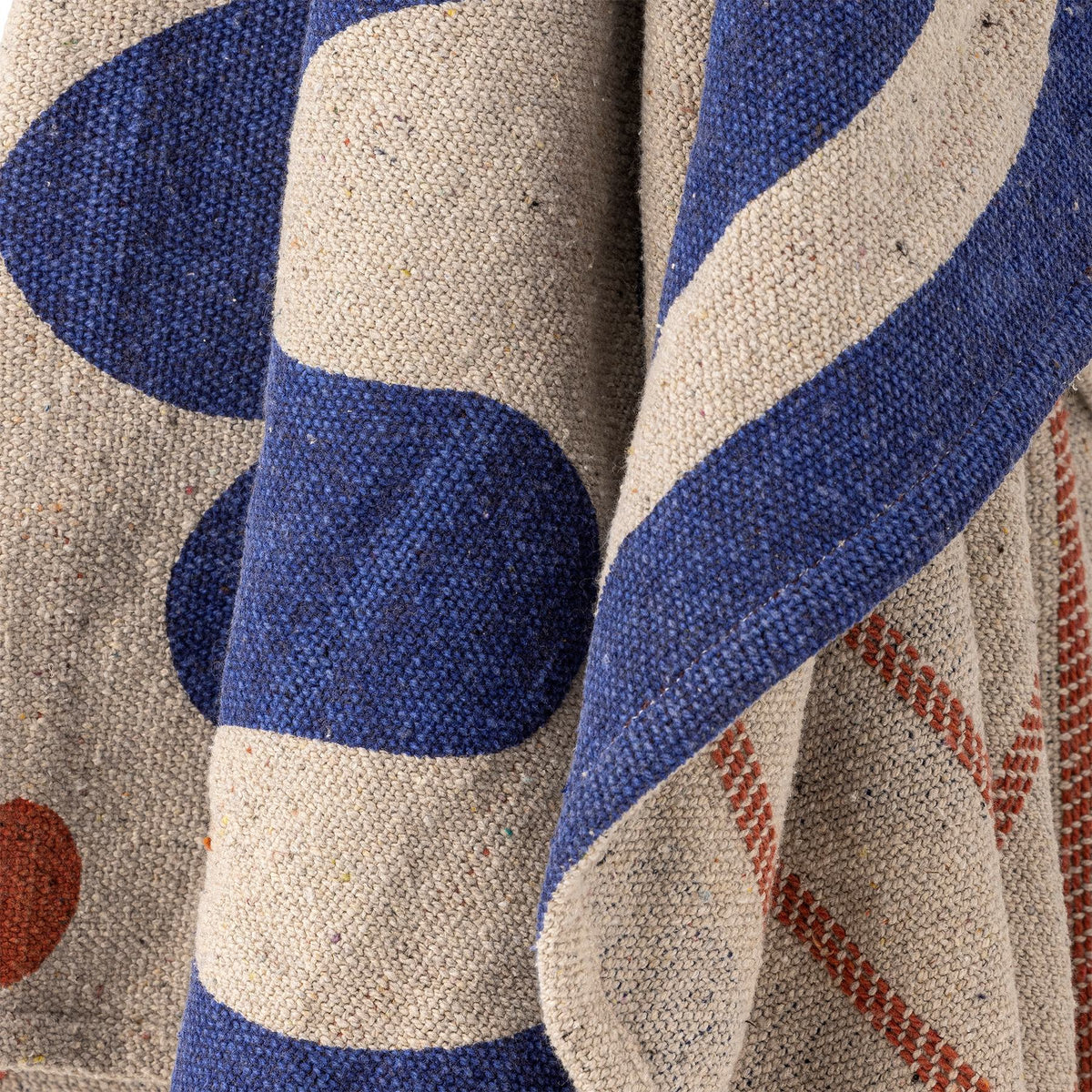 Wolldecke Eviaya von Bloomingville in Blau mit bedrucktem abstraktem Blumenmuster und grossen Quasten an den Ecken, Mischfasern 160x130 cm