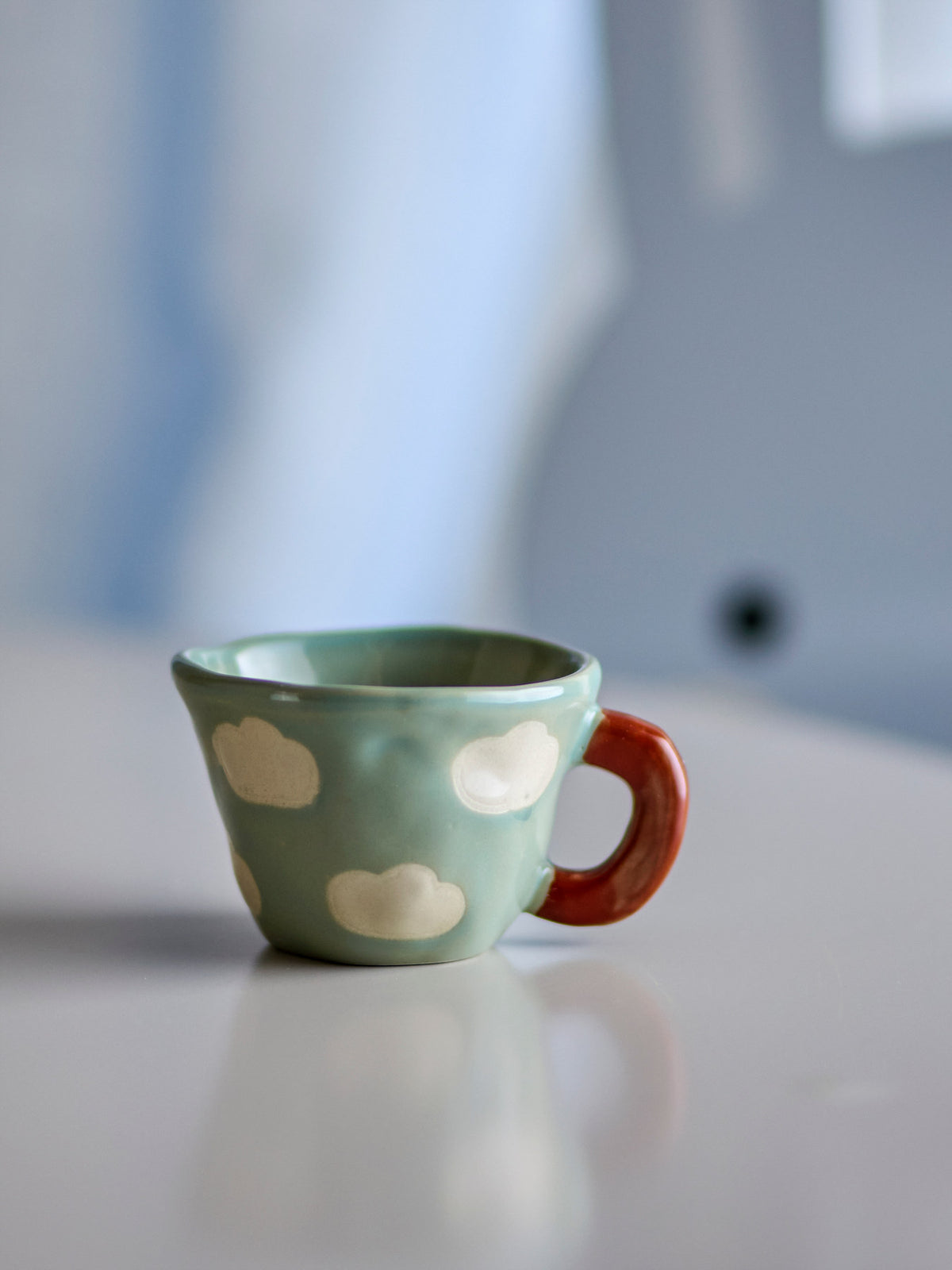 Nini Tasse, Blau, Steingut in Blau präsentiert im Onlineshop von KAQTU Design AG. Tasse ist von Bloomingville Mini