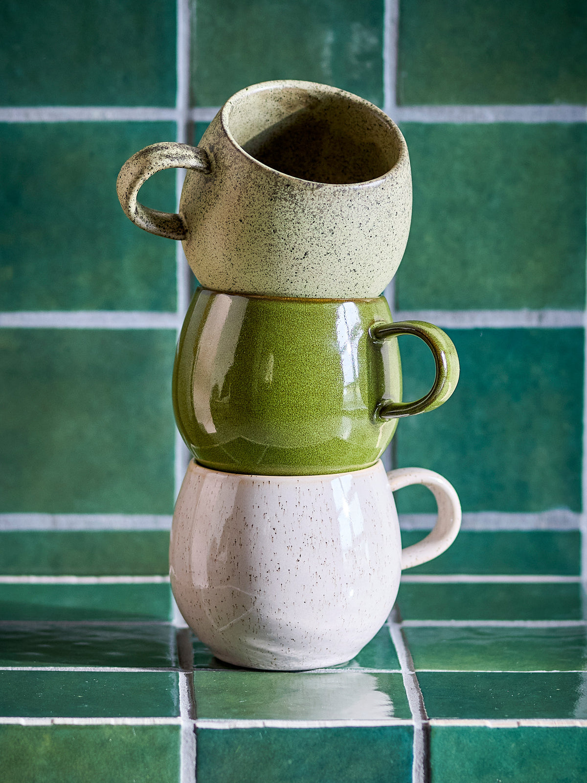 Addison Becher, Grün, Steingut in Grün präsentiert im Onlineshop von KAQTU Design AG. Tasse ist von Bloomingville