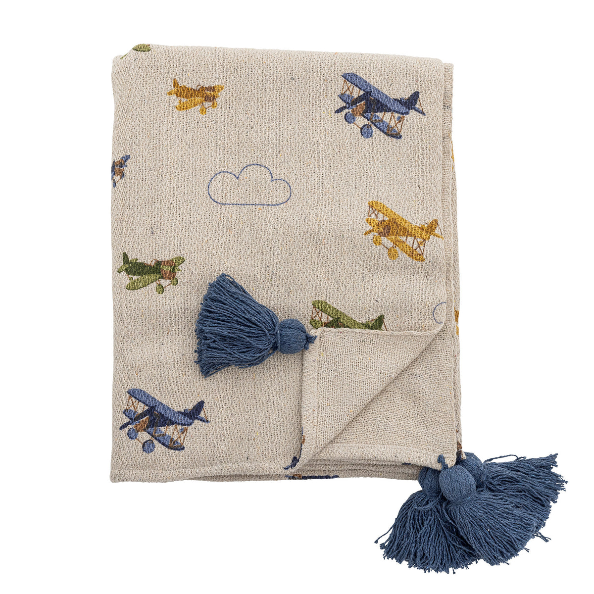 Weisse Wolldecke der Serie Plane von Bloomingville Mini aus Baumwolle, Polyester und Viskose, bedruckt mit Flugzeug- und Wolkenmotiv, blaue Quasten an den Ecken.