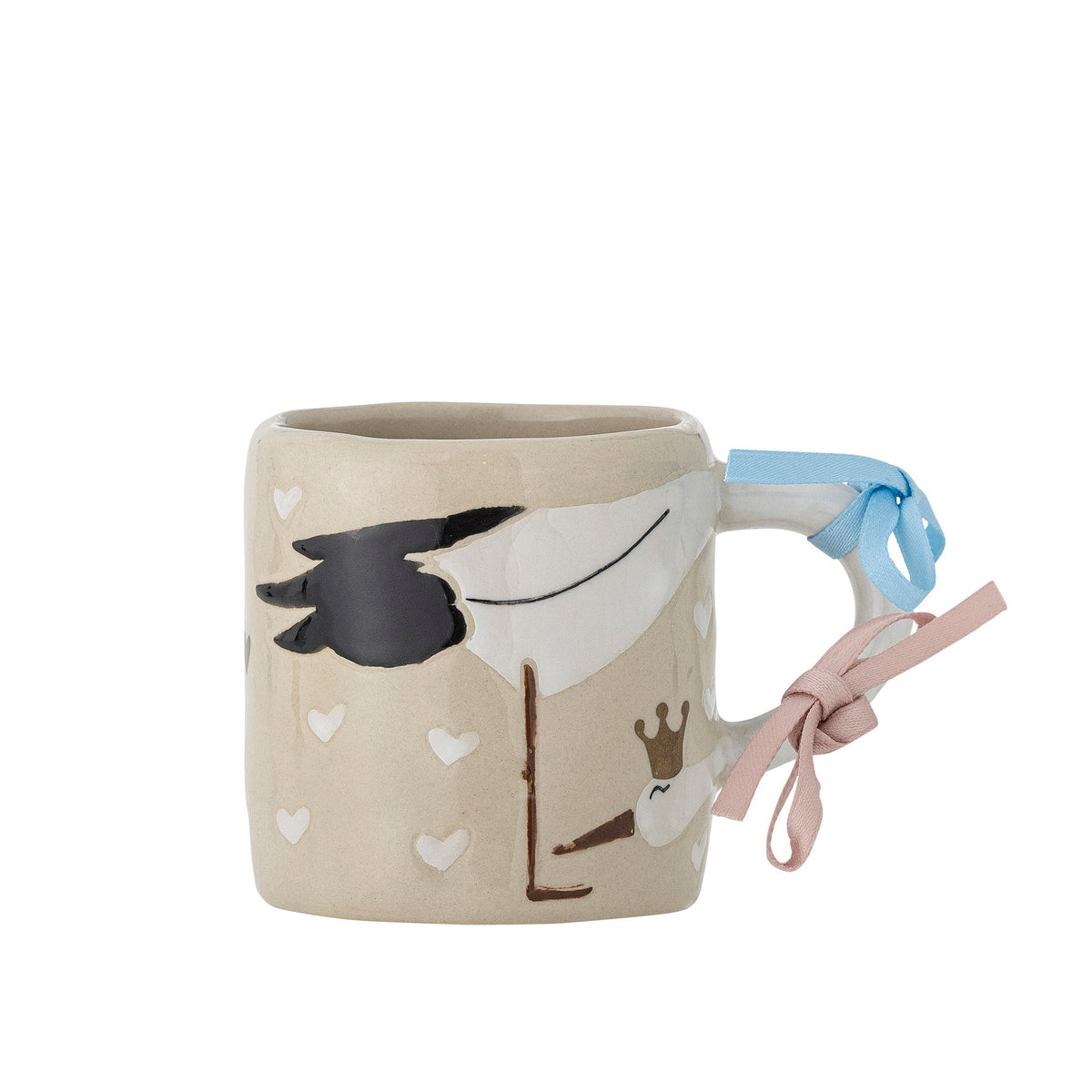 Beige Tasse aus Steingut von Bloomingville Mini, handdekoriert, mit Rose und hellblauem Seidenband um den Henkel gebunden