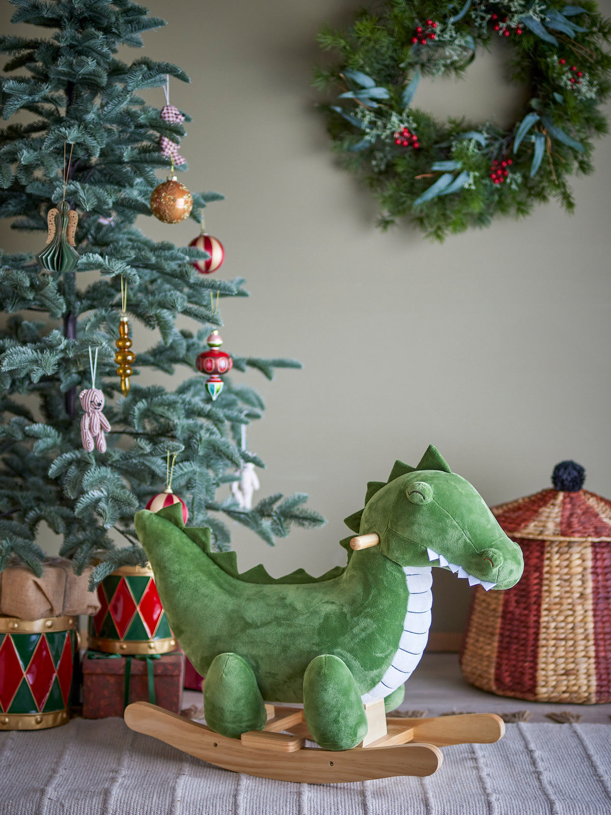 Arnie Rocking Toy, Crocodile, Grün, Polyester in Grün präsentiert im Onlineshop von KAQTU Design AG. Spielzeug ist von Bloomingville Mini