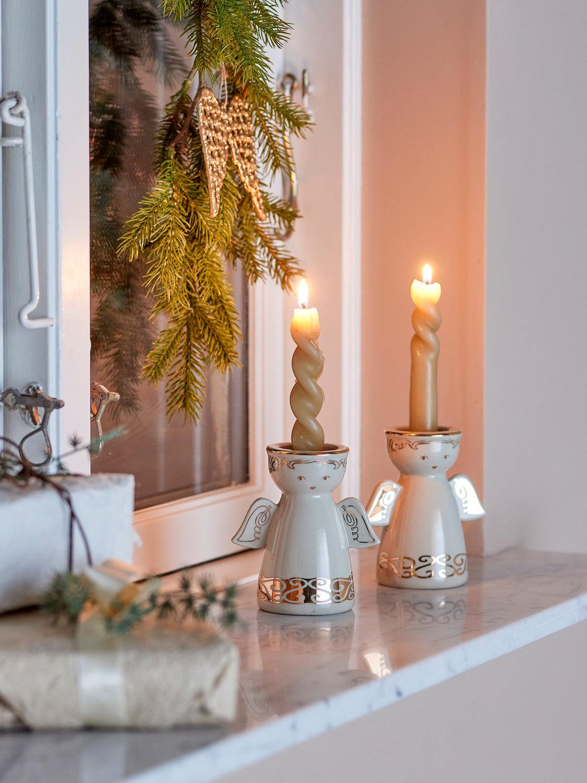 Faella Teelicht- und Kerzenhalter, Weiss, Steingut in Weiss präsentiert im Onlineshop von KAQTU Design AG. Teelichthalter ist von Bloomingville