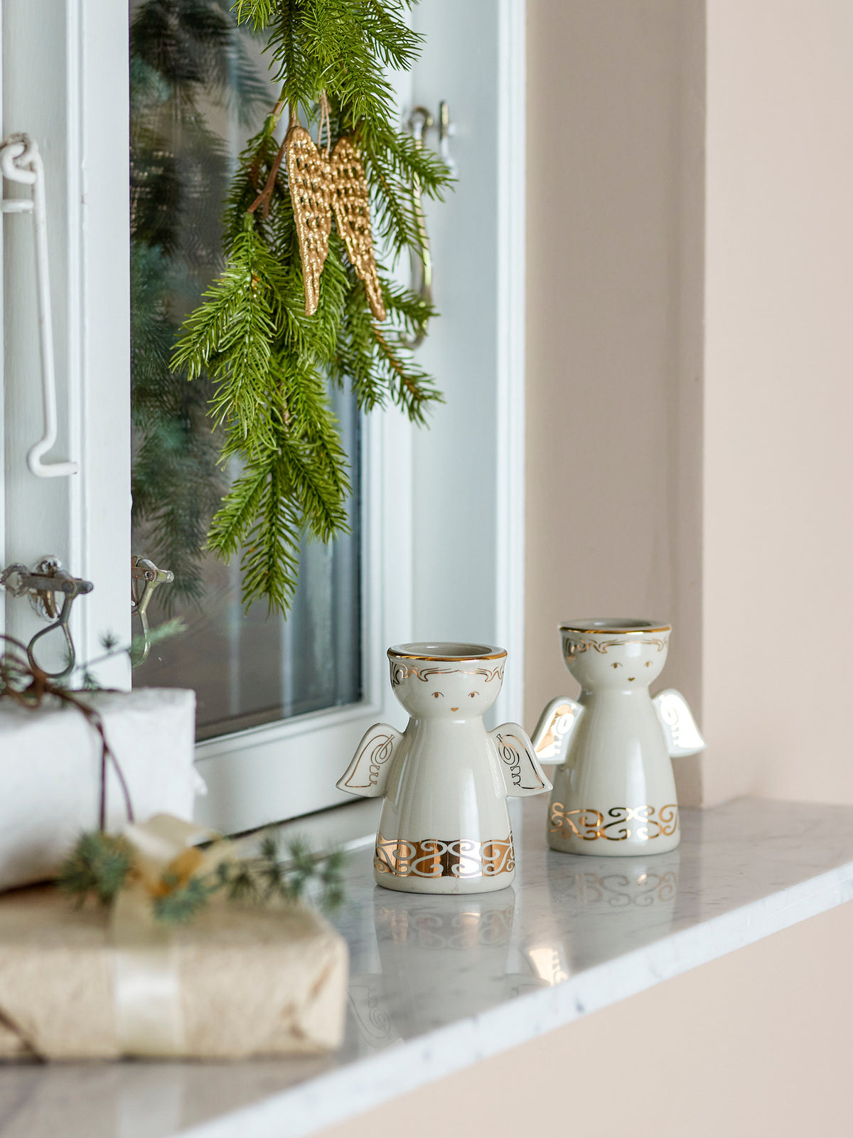 Faella Teelicht- und Kerzenhalter, Weiss, Steingut in Weiss präsentiert im Onlineshop von KAQTU Design AG. Teelichthalter ist von Bloomingville