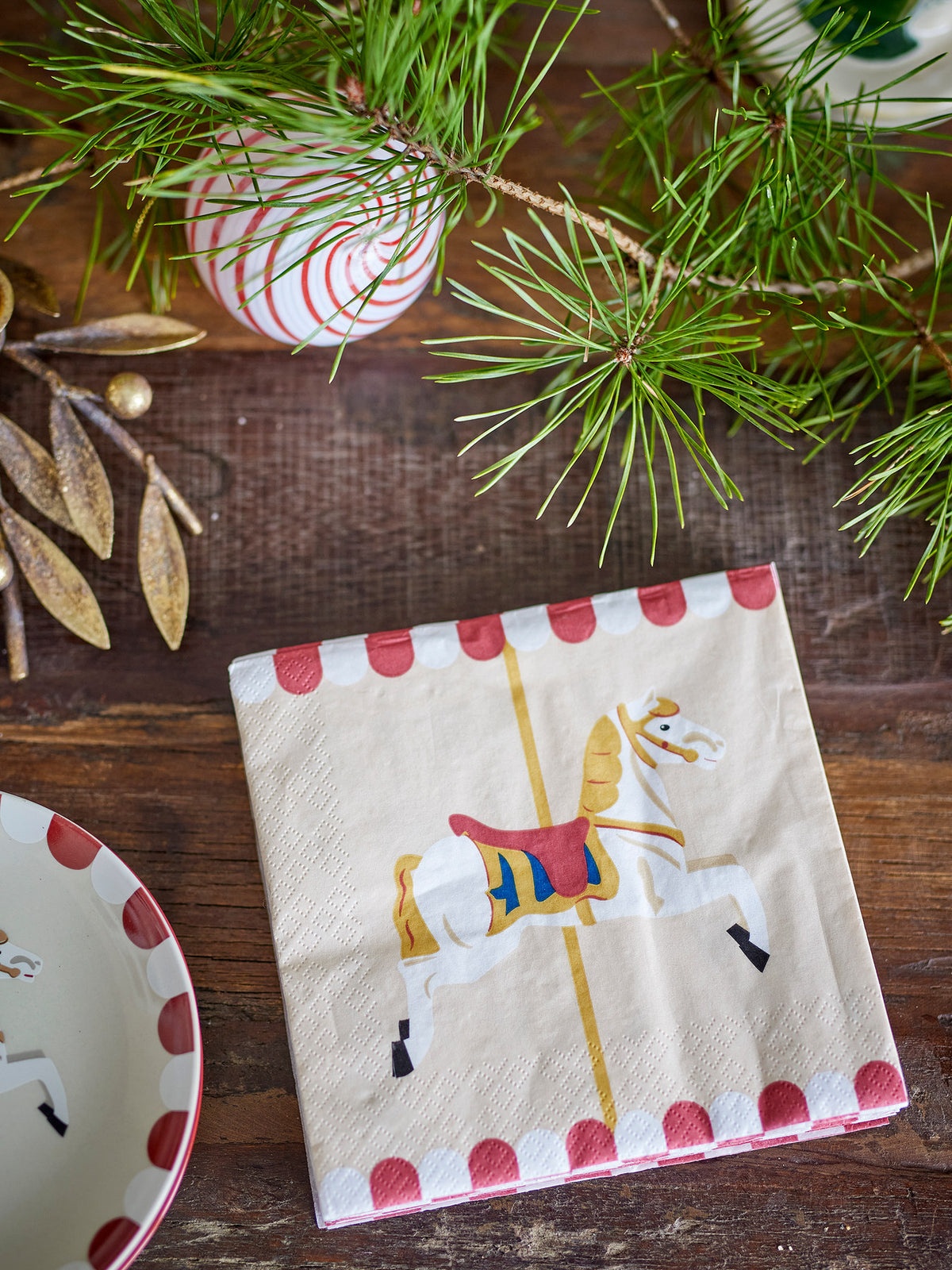Beige Papierserviette Merry-go-round mit Karussellpferden und rot-weissen Streifen am Rand