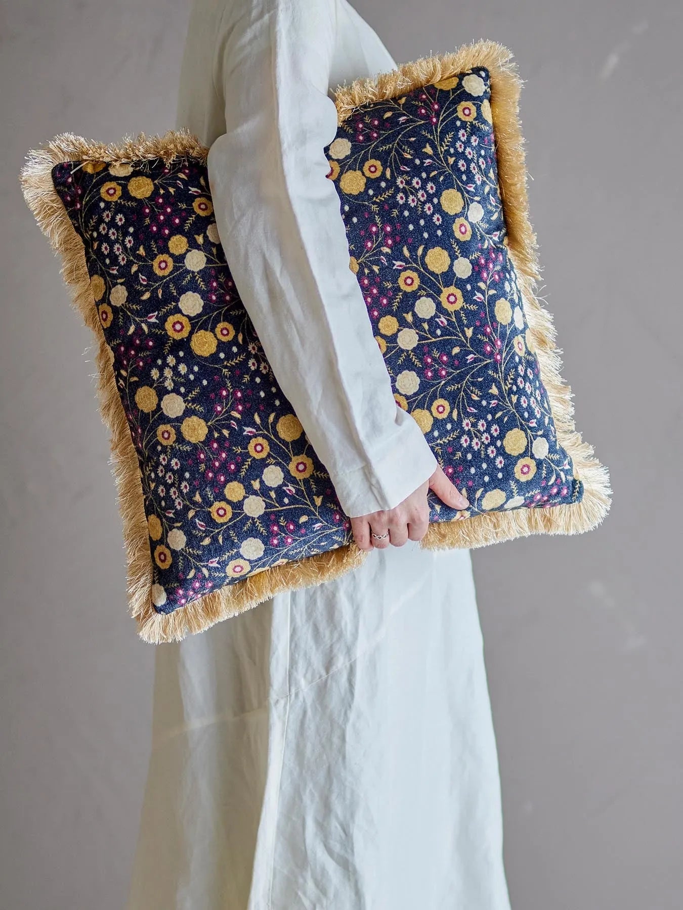 Eydis Kissen, Blau, Viskose in Blau präsentiert im Onlineshop von KAQTU Design AG. Deko Kissen ist von Bloomingville