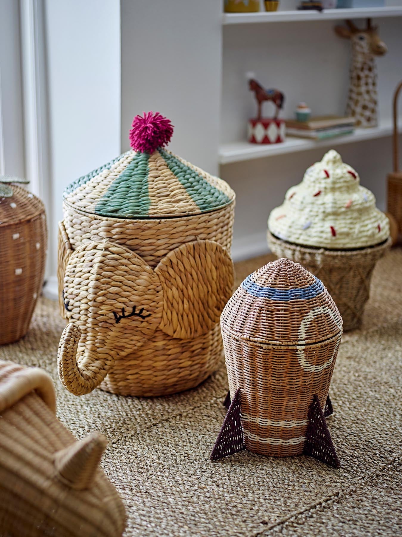 Space Korb mit Deckel, Natur, Rattan in Natur präsentiert im Onlineshop von KAQTU Design AG. Aufbewahrungskorb ist von Bloomingville Mini