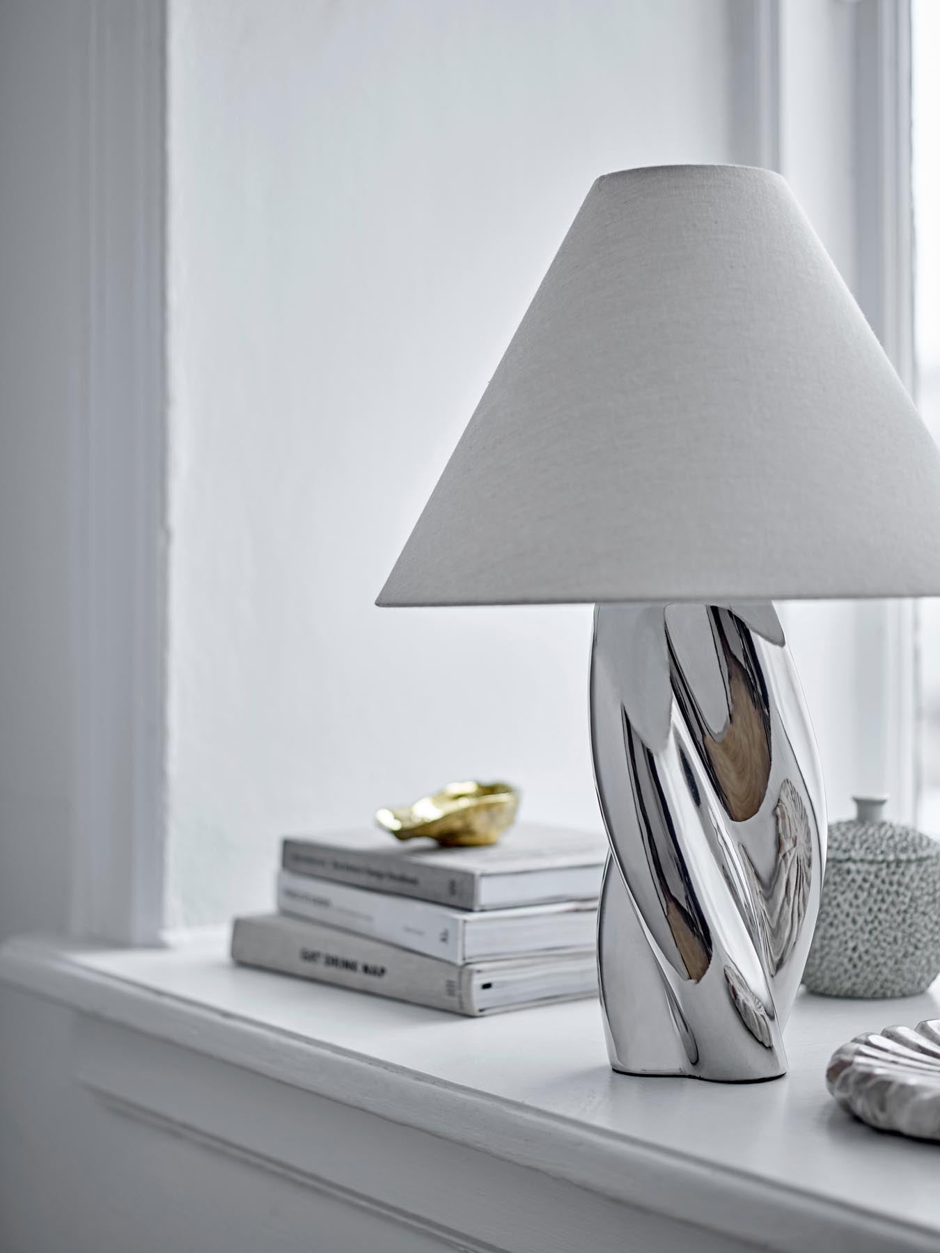 Silva Tischlampe, Silber, Steingut in Silber präsentiert im Onlineshop von KAQTU Design AG. Tischleuchte ist von Bloomingville
