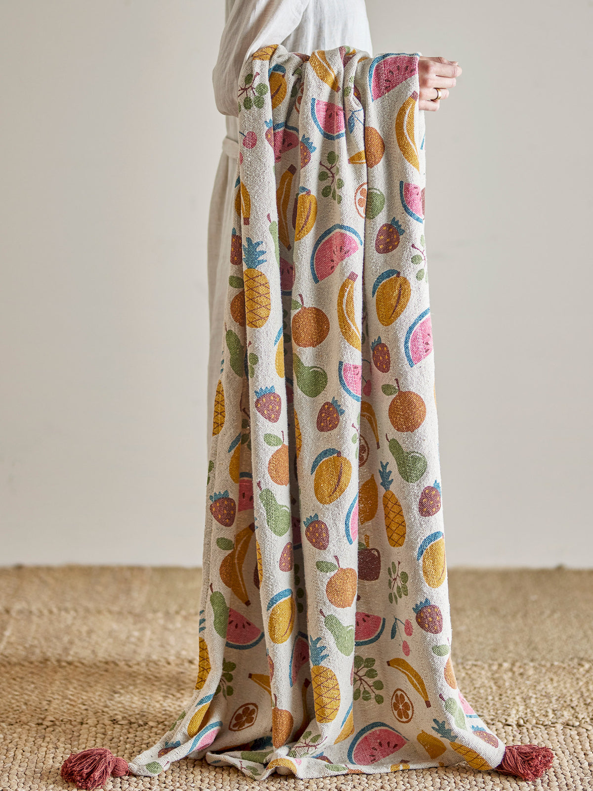 Fruitta Decke von Bloomingville Mini in Gelb mit buntem Fruchtmotiv (Ananas, Zitrone, Wassermelone) und Quasten an den Ecken, Mischfasern, 160x130cm