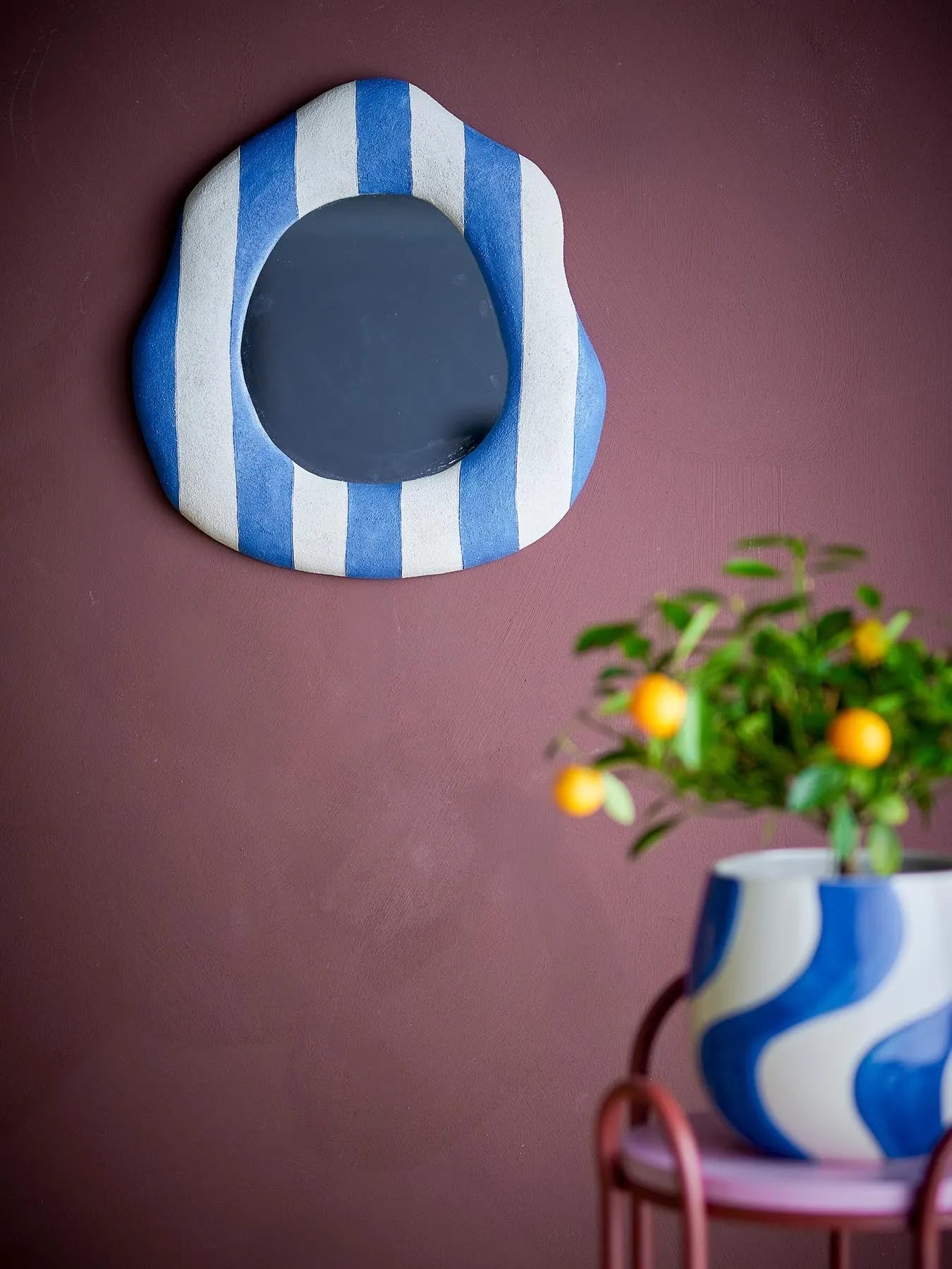 Travis Wand-Spiegel, Blau, Polyresin in Blau präsentiert im Onlineshop von KAQTU Design AG. Spiegel ist von Bloomingville