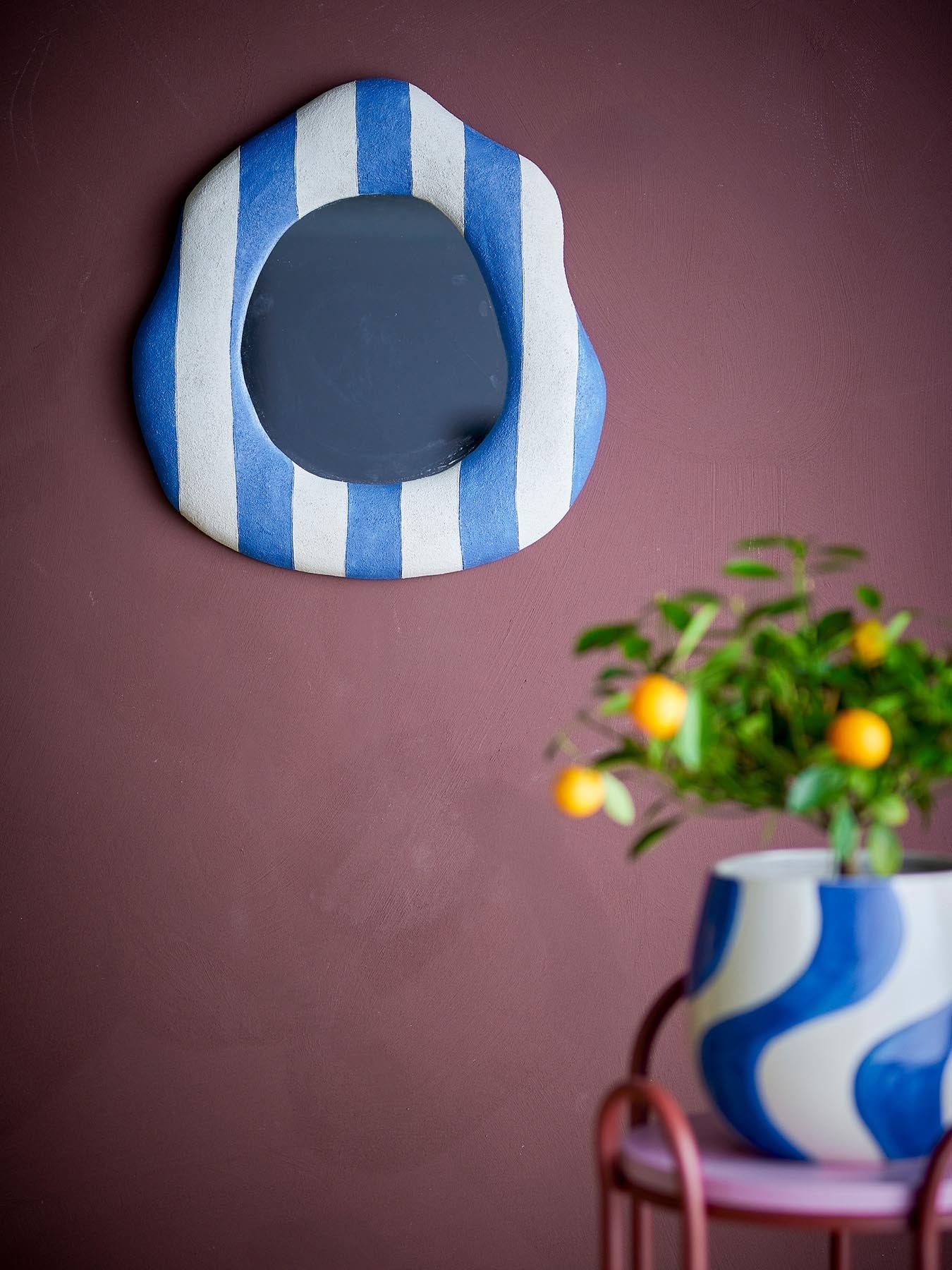 Travis Wand-Spiegel, Blau, Polyresin in Blau präsentiert im Onlineshop von KAQTU Design AG. Spiegel ist von Bloomingville