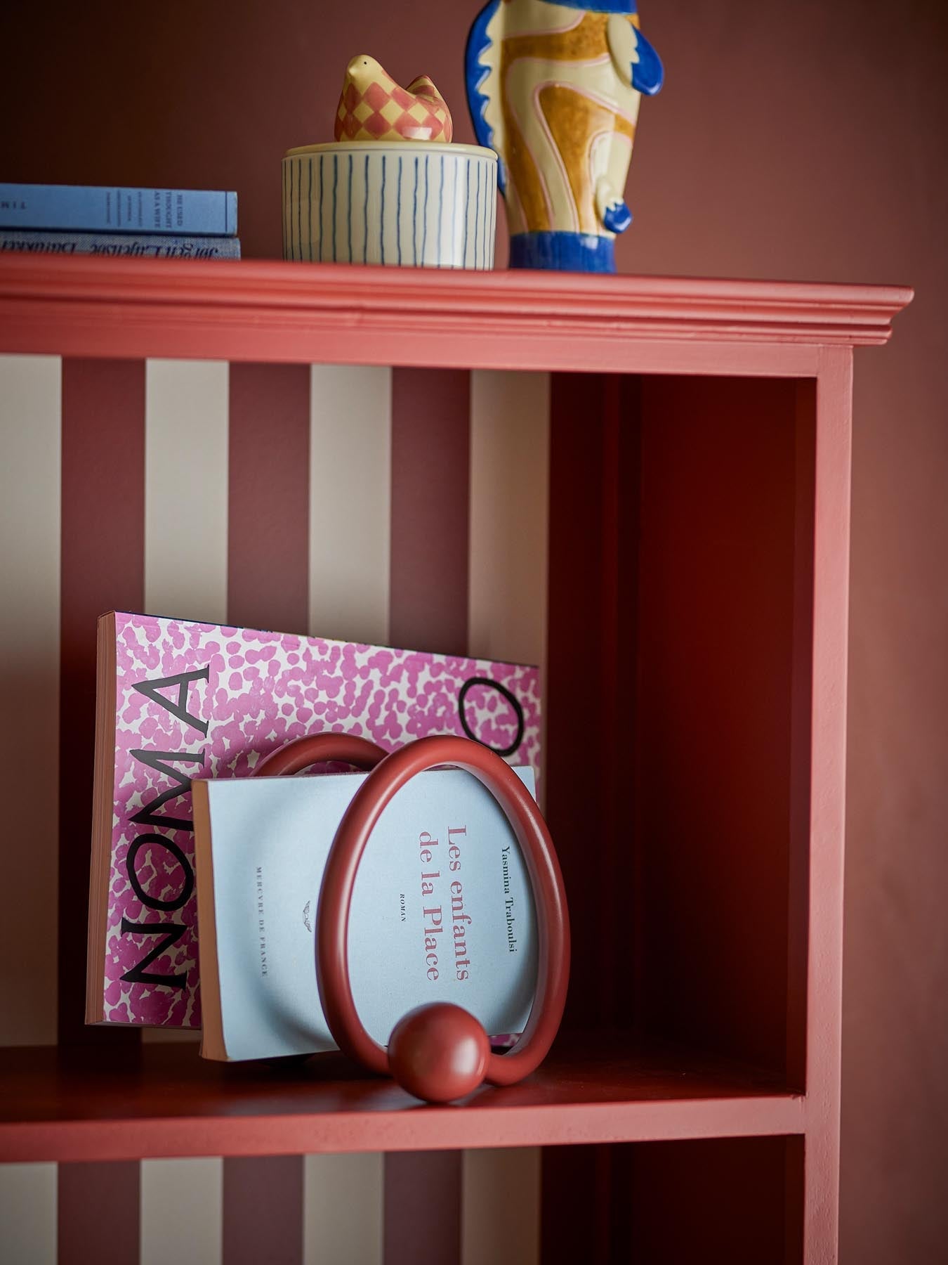 Whimsica Magazinhalter, Rot, Metall in Rot präsentiert im Onlineshop von KAQTU Design AG. Aufbewahrungsbox ist von Bloomingville