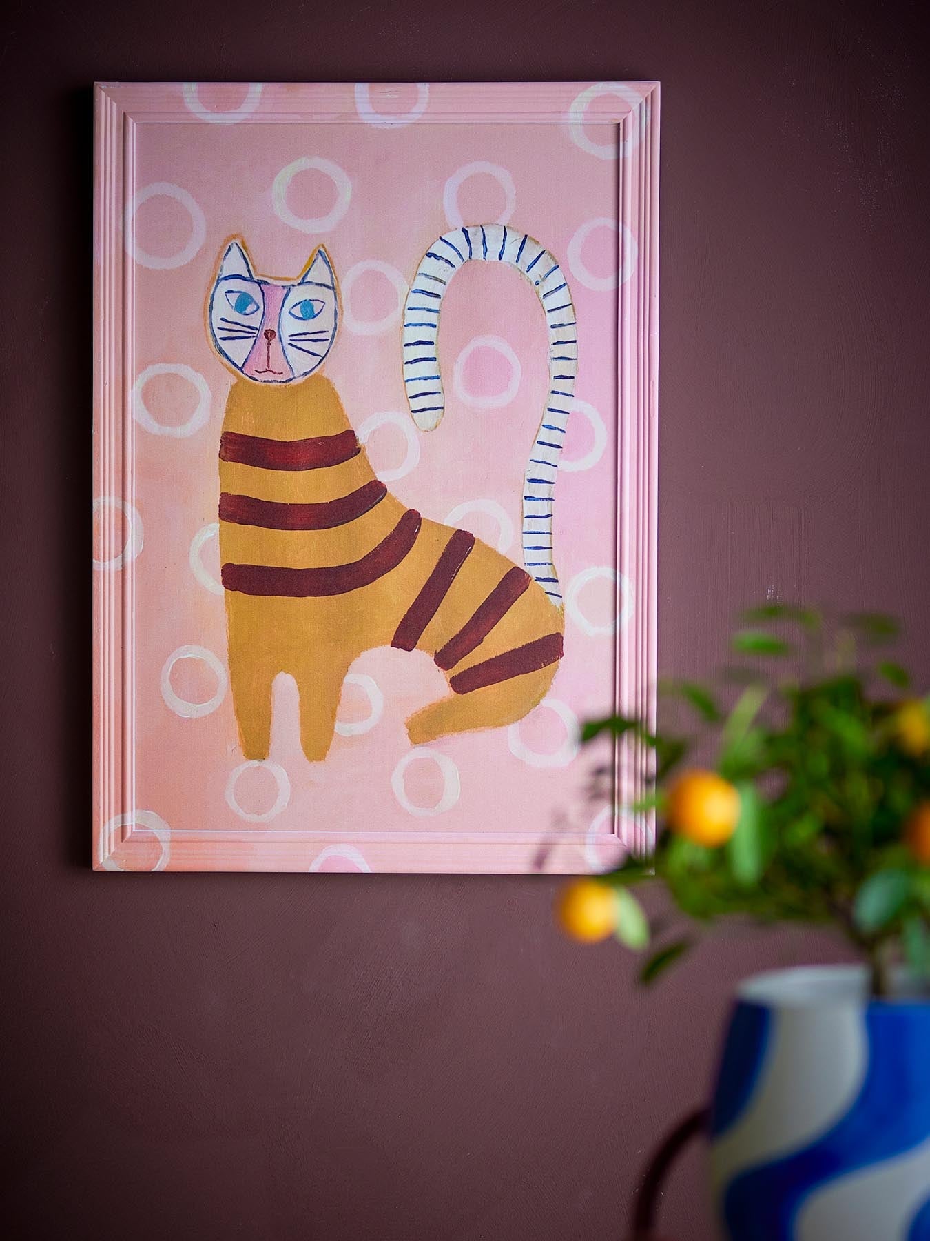 Missy Illustration mit Rahmen, Rose, Tannenholz in Rose präsentiert im Onlineshop von KAQTU Design AG. Kunstgegenstände ist von Bloomingville
