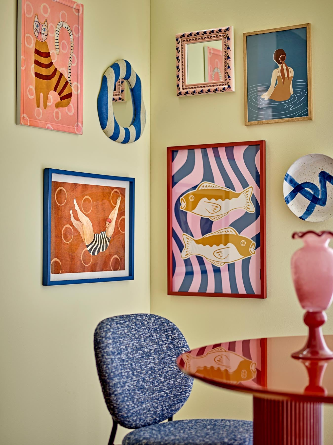 Svela Illustration mit Rahmen, Braun, Tannenholz in Braun präsentiert im Onlineshop von KAQTU Design AG. Kunstgegenstände ist von Bloomingville