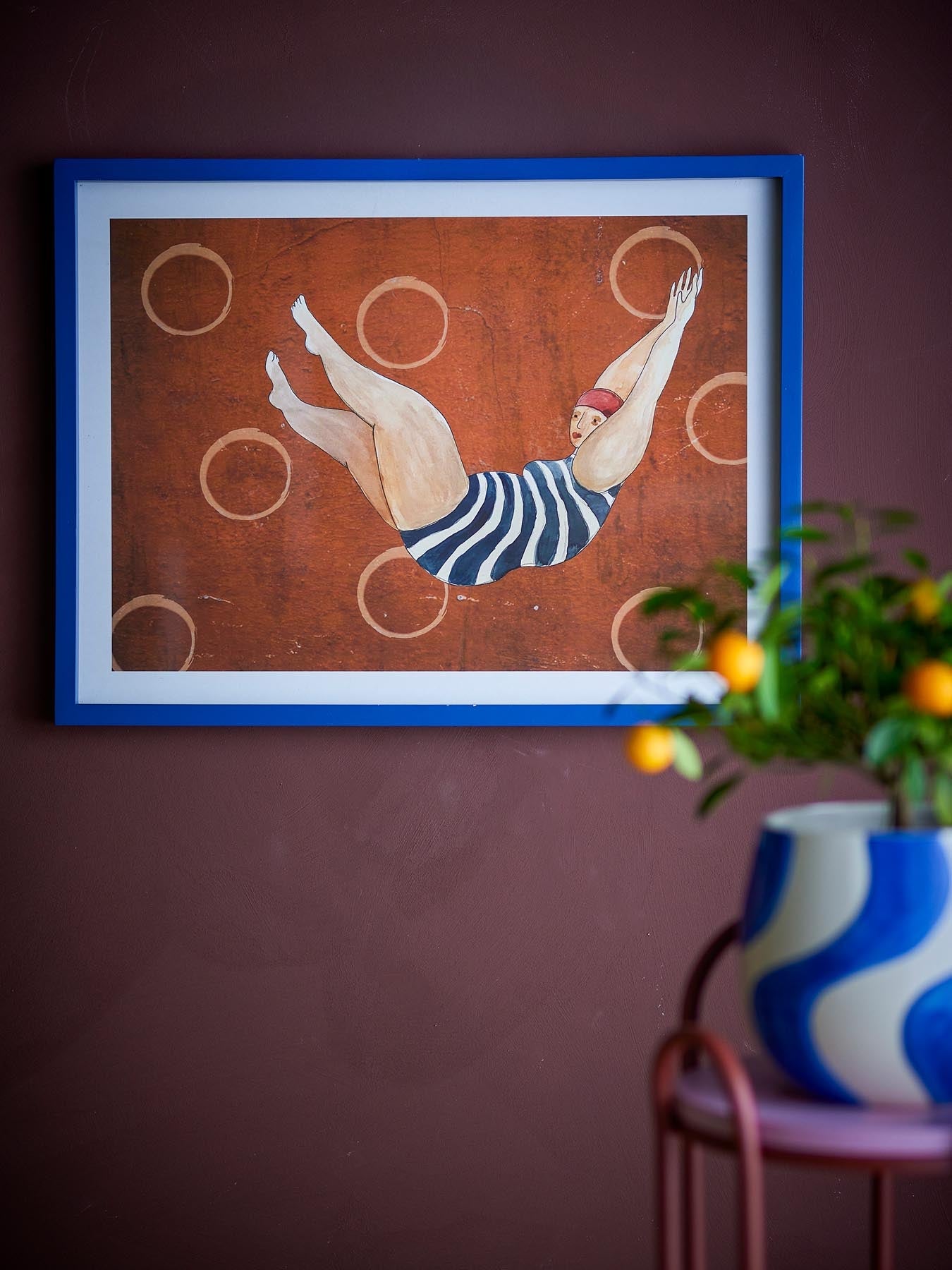 Svela Illustration mit Rahmen, Braun, Tannenholz in Braun präsentiert im Onlineshop von KAQTU Design AG. Kunstgegenstände ist von Bloomingville