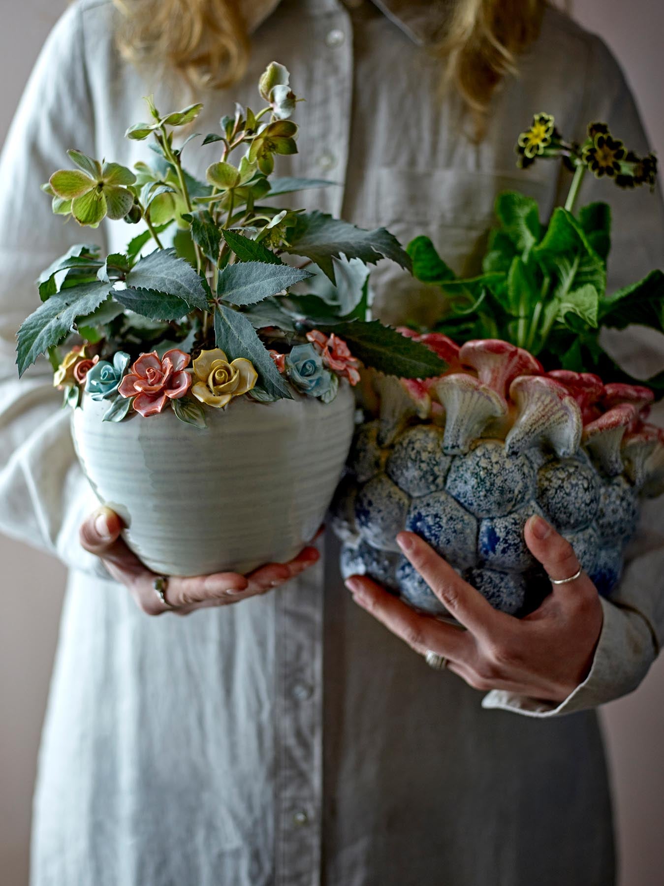 Gestalten Sie Ihr Zuhause mit dem Eanna Blumentopf aus hochwertigem Steingut. Die zarte Rosendekoration macht ihn zum perfekten Blickfang für Ihre Pflanzen.
