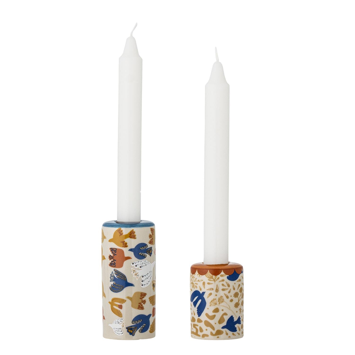 Verleihen Sie Ihrem Wohnraum mit den Anniversary Kerzenhaltern von Bloomingville aus robustem Steingut eine warme Atmosphäre. Perfekt für jedes Dekor!
