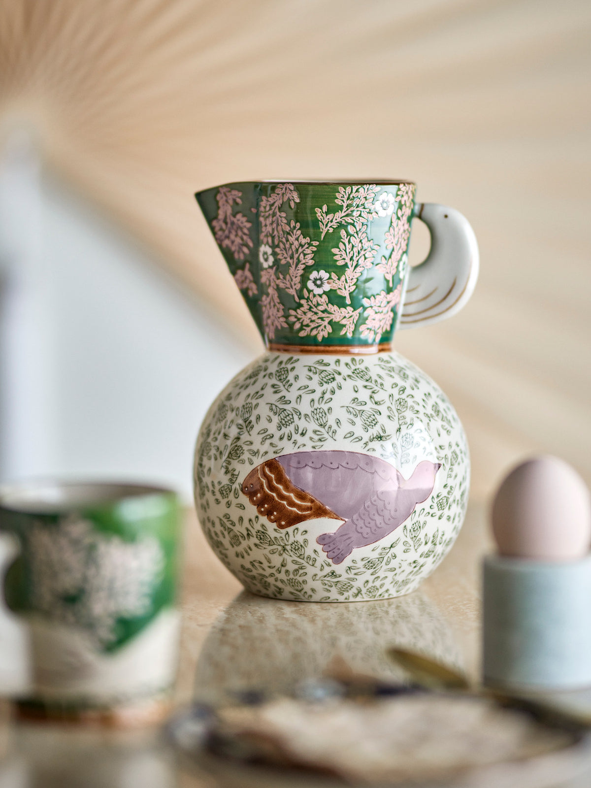 Hezha Krug, Grün, Steingut in Green präsentiert im Onlineshop von KAQTU Design AG. Kanne ist von Bloomingville
