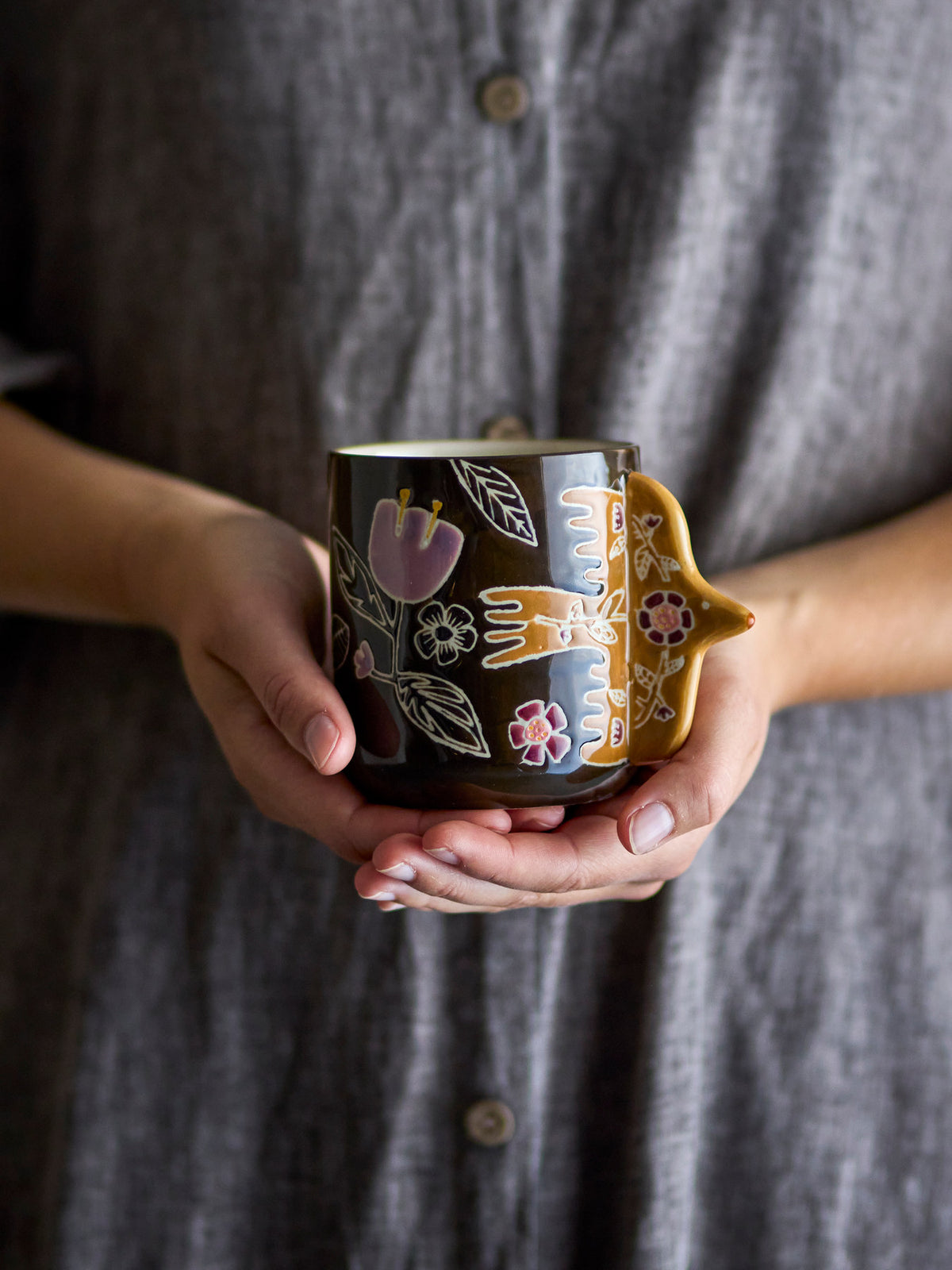 Vivielle Tasse, Bunt, Steingut in Multi präsentiert im Onlineshop von KAQTU Design AG. Tasse ist von Bloomingville
