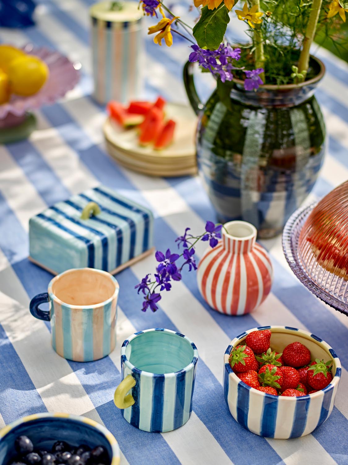 Phoenix Becher, Bunt, Steingut in Multi präsentiert im Onlineshop von KAQTU Design AG. Tasse ist von Bloomingville