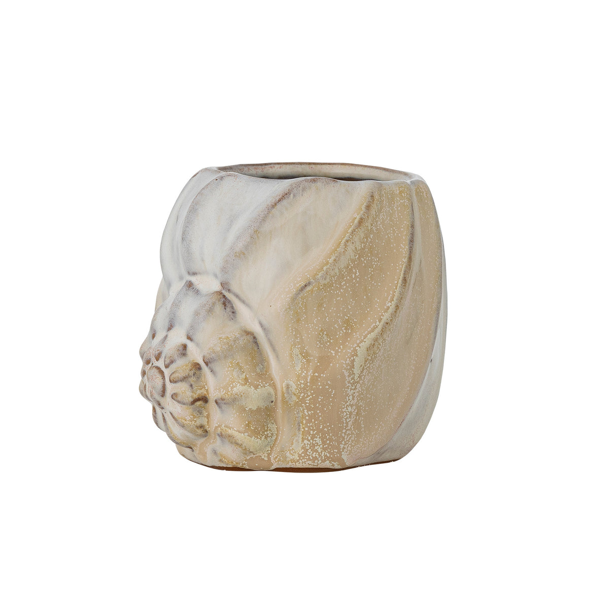Beige Steingut-Tasse Corelia von Bloomingville mit geformter Silhouette, sanften Kurven und reaktiver Glasur in Beigetönen mit weissen Akzenten.