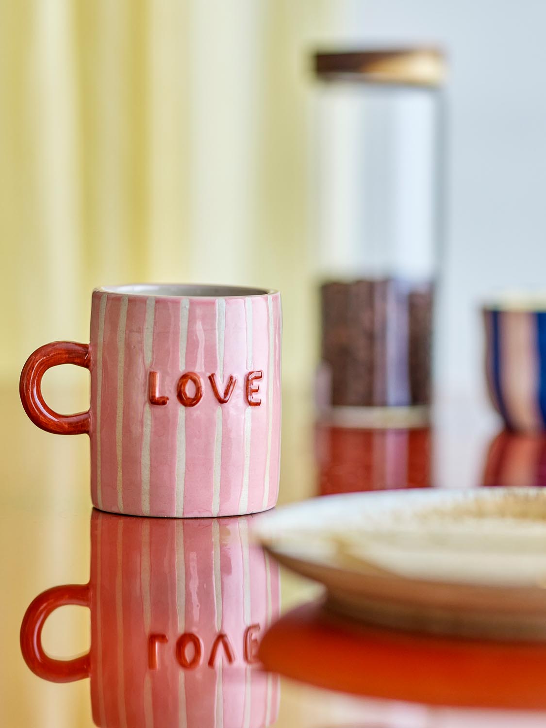Cherish Becher, Rose, Steingut in Rose präsentiert im Onlineshop von KAQTU Design AG. Tasse ist von Bloomingville