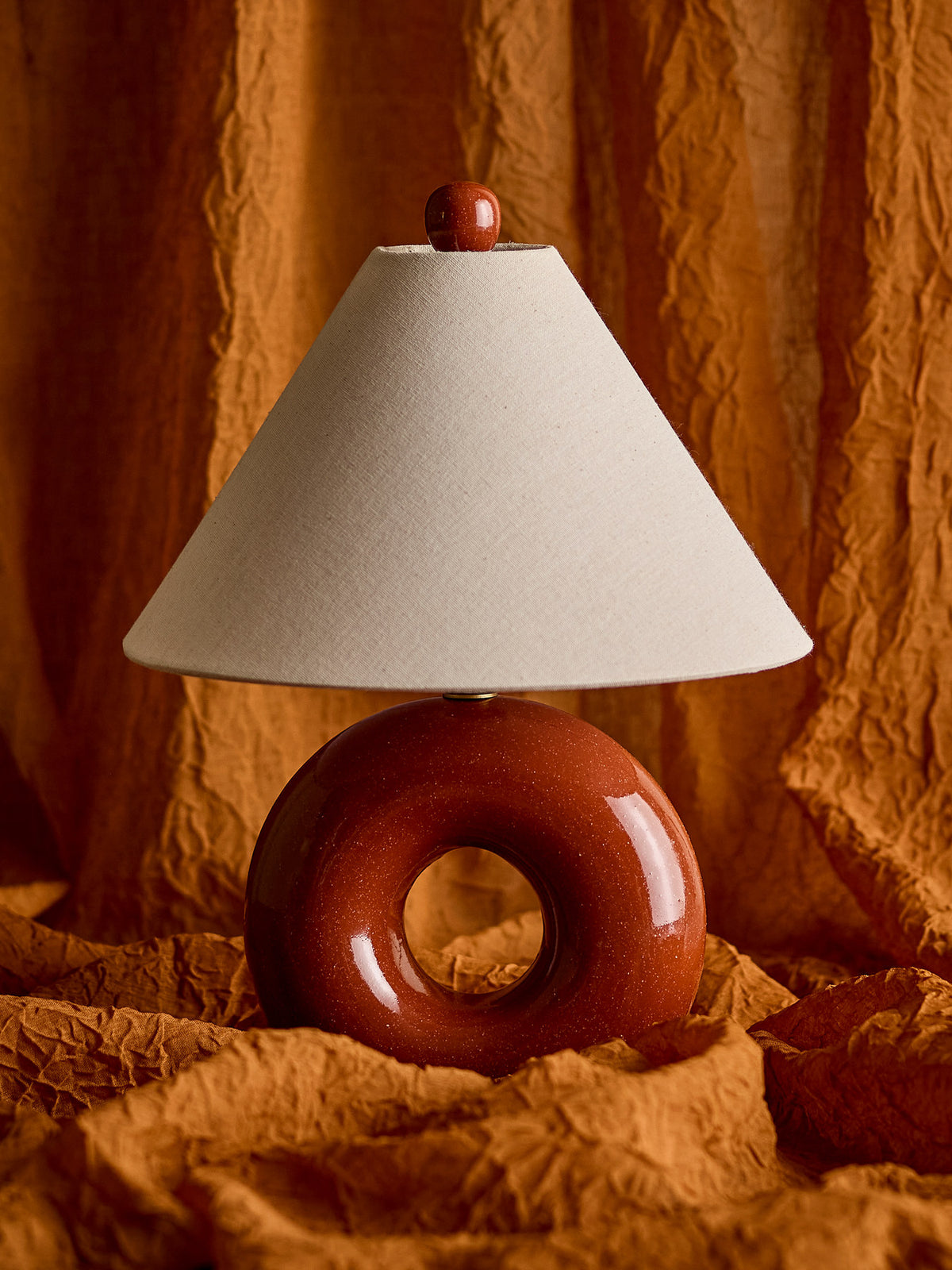 Panja Tischlampe, Rot, Steingut in Red präsentiert im Onlineshop von KAQTU Design AG. Tischleuchte ist von Bloomingville