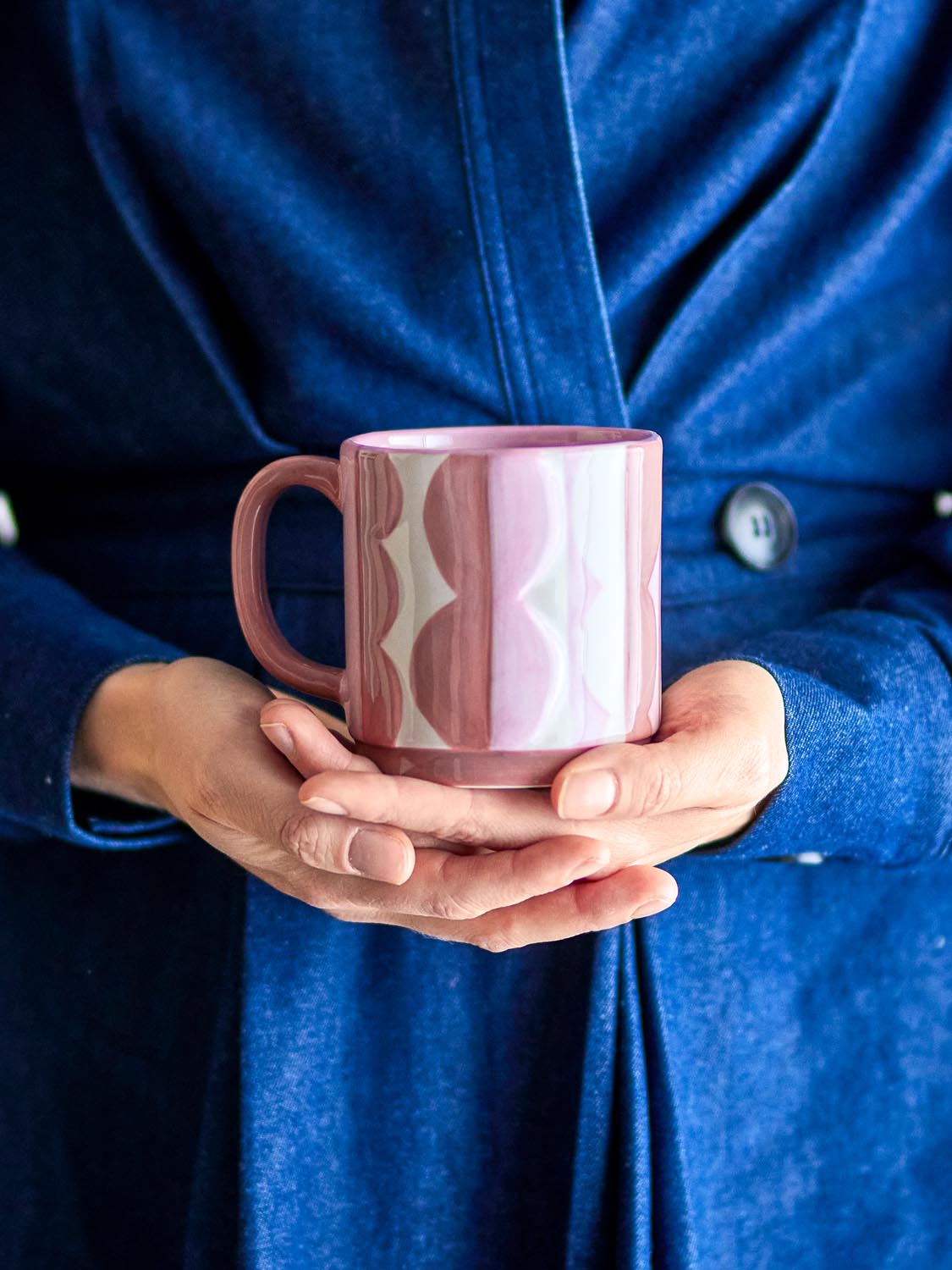 Saul Becher, Rose, Steingut in Rose präsentiert im Onlineshop von KAQTU Design AG. Tasse ist von Bloomingville