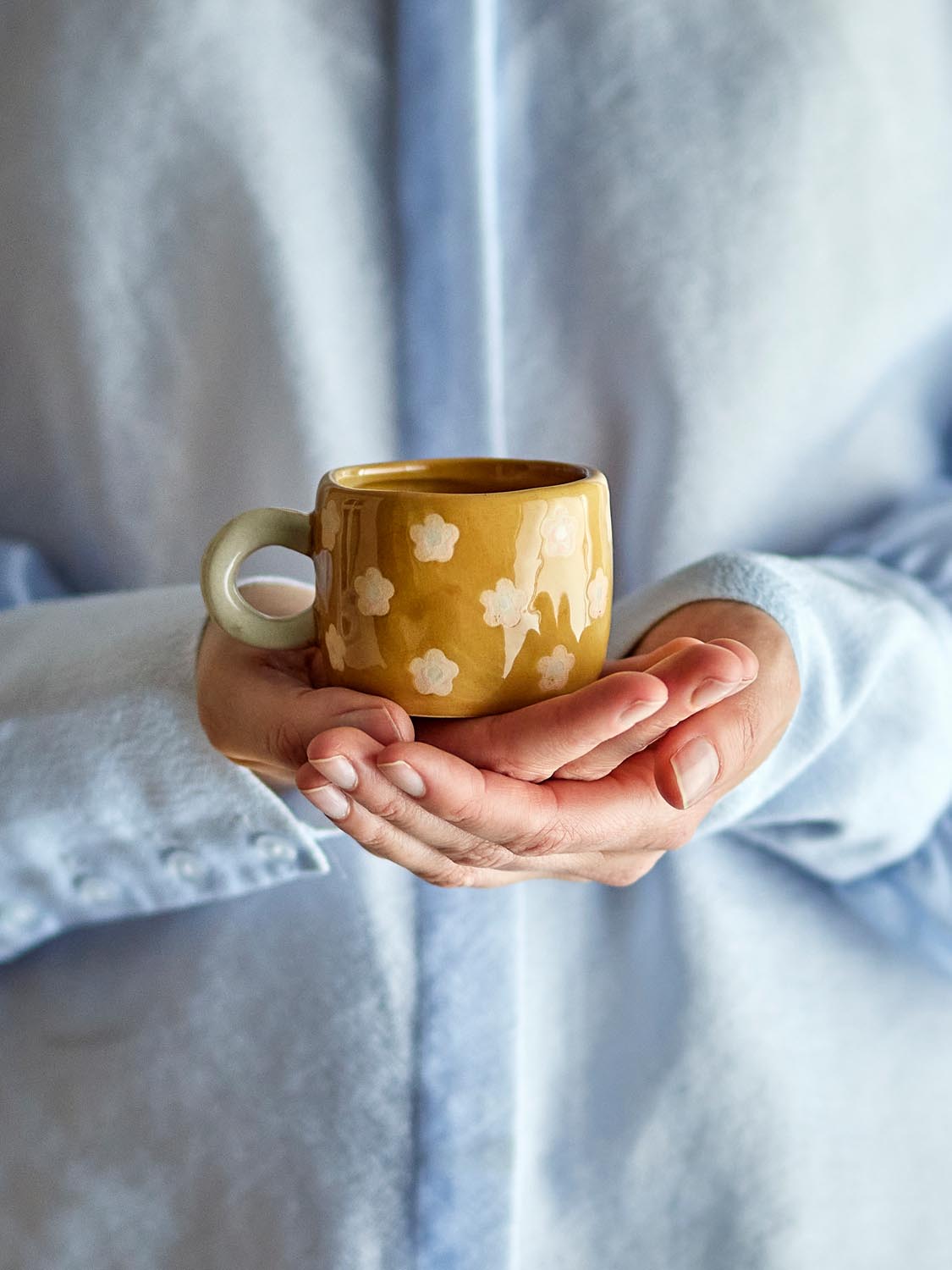 Nini Tasse, Braun, Steingut in Brown präsentiert im Onlineshop von KAQTU Design AG. Tasse ist von Bloomingville